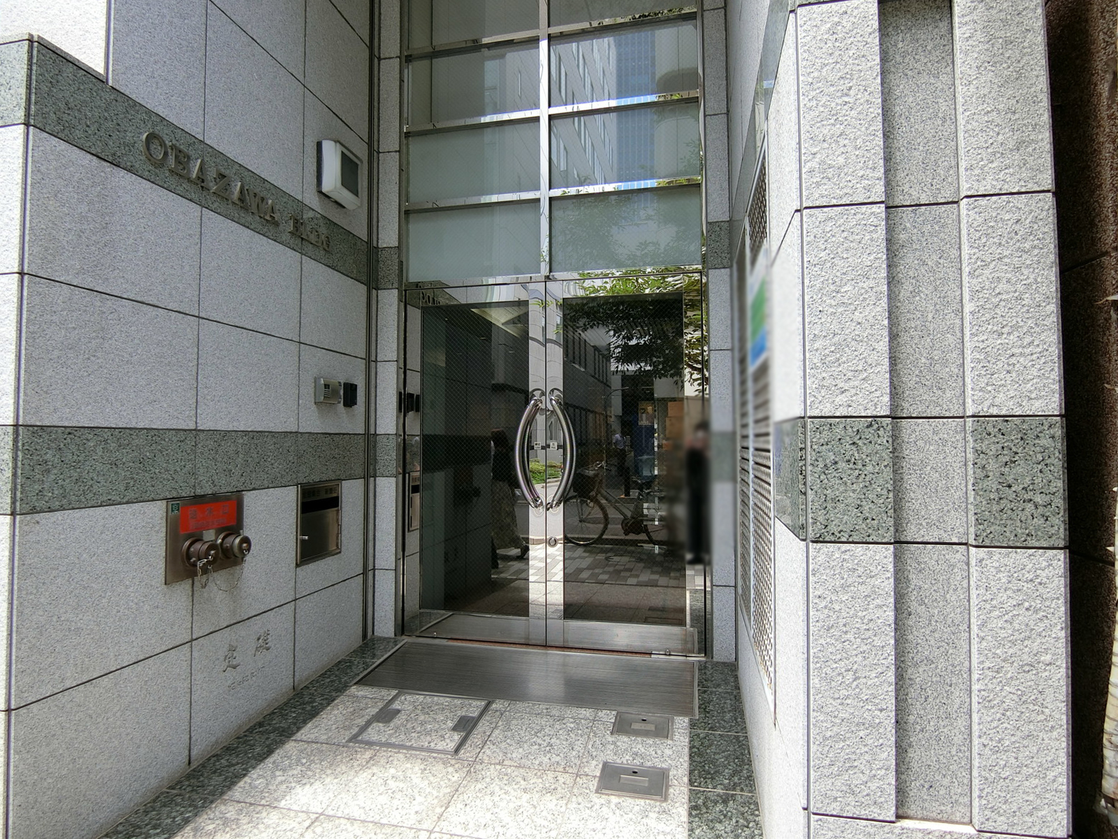 オフィスビル出入り口
