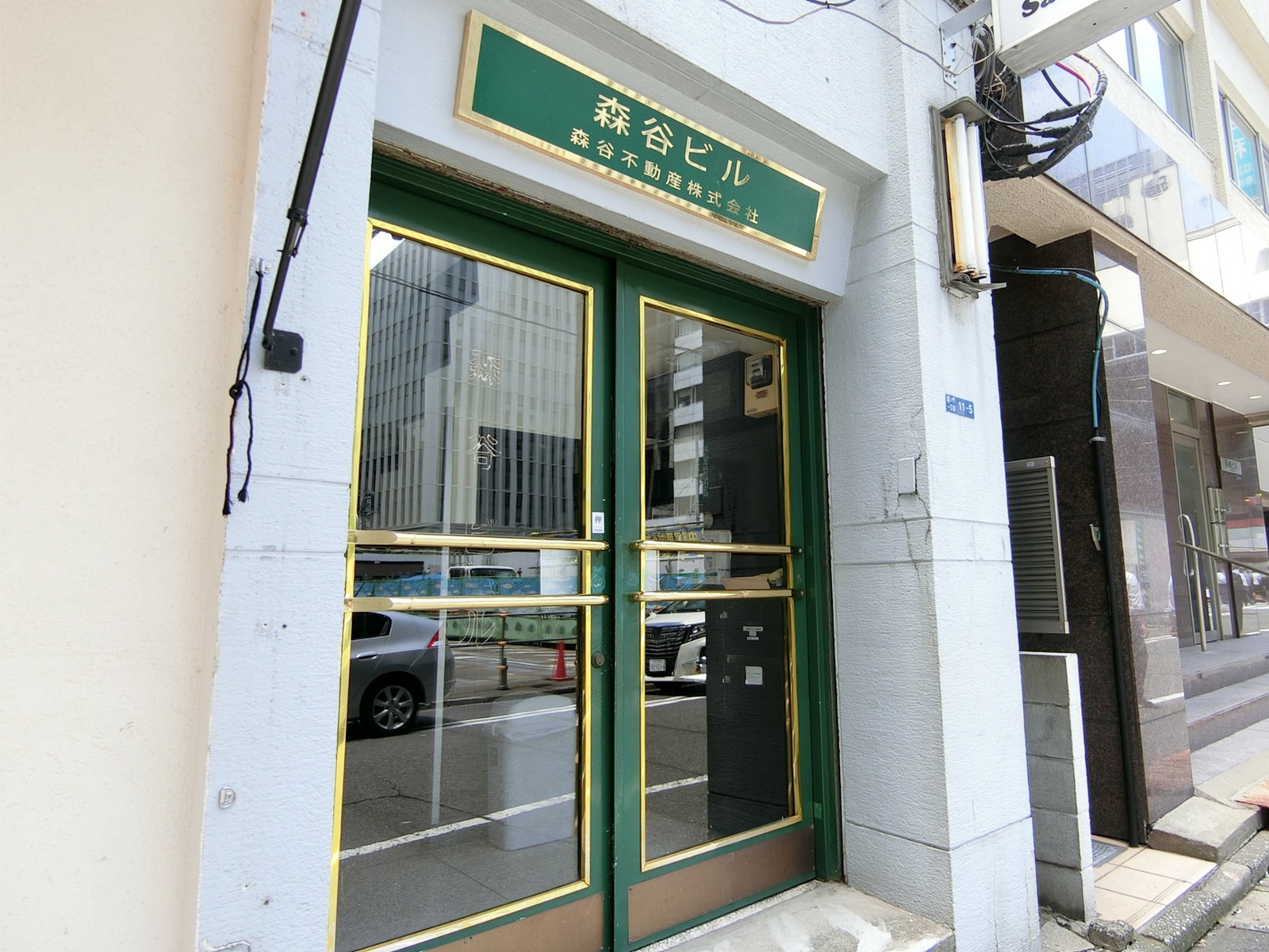 オフィスビル出入り口