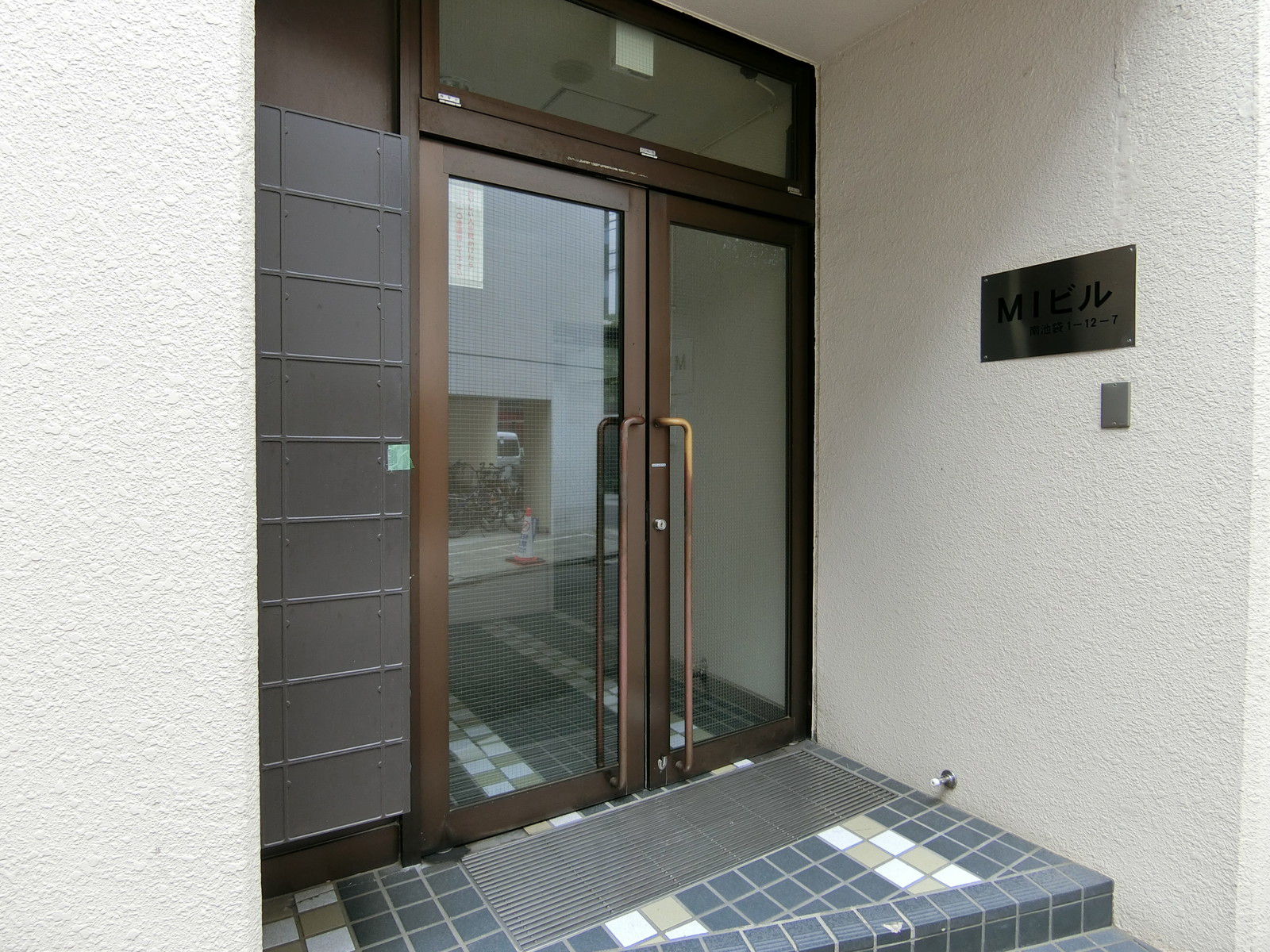オフィスビル出入口