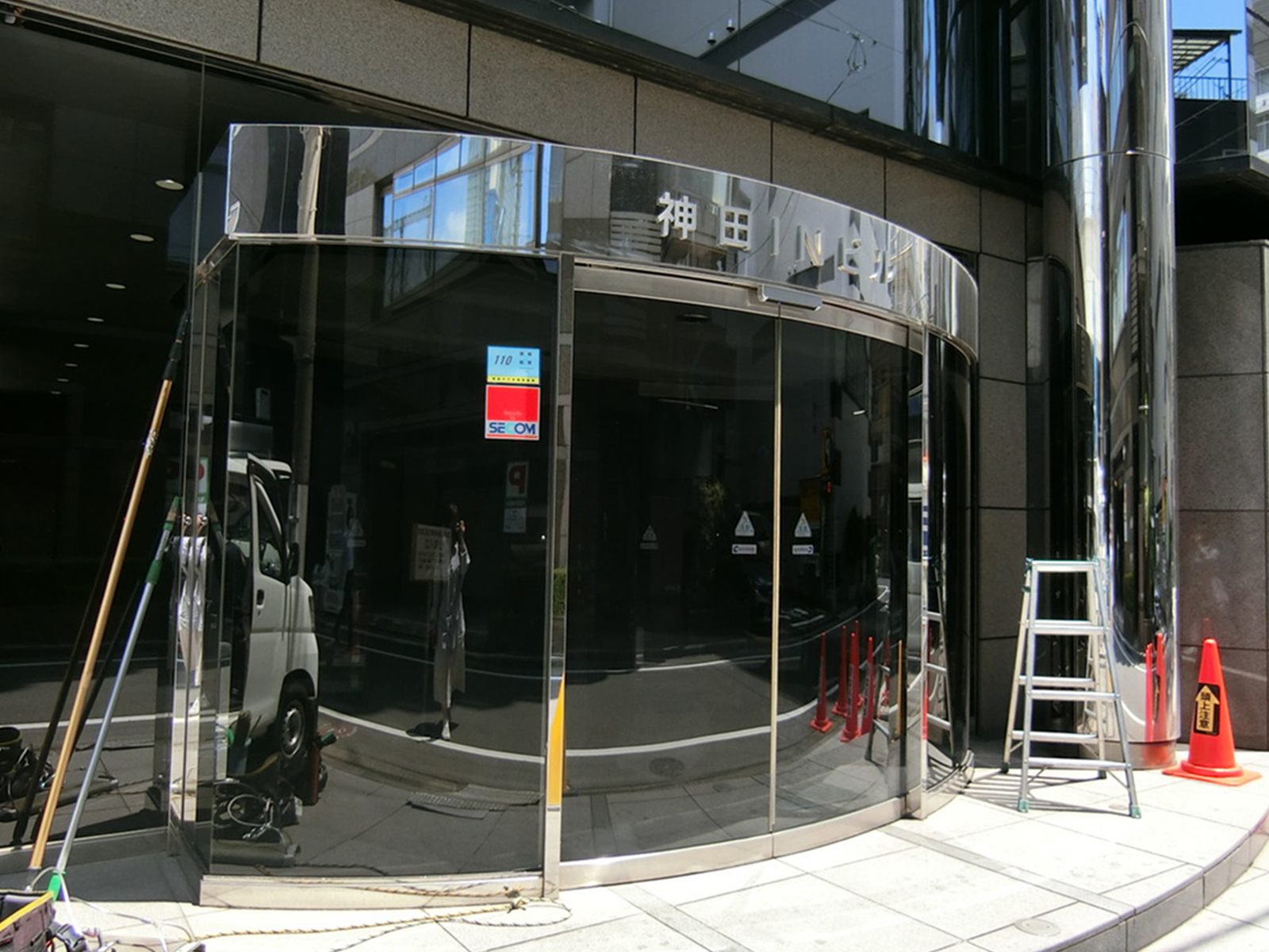 オフィスビル出入口