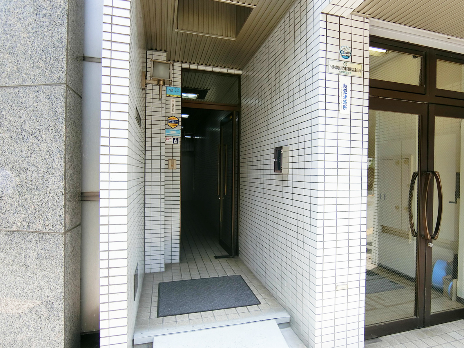 オフィスビル出入口