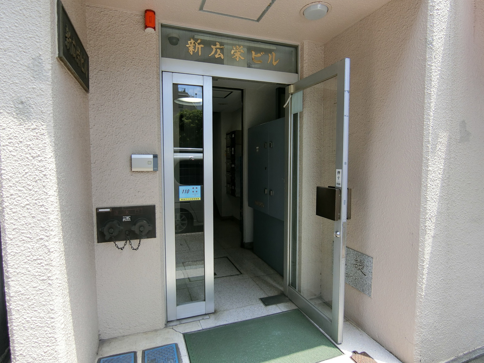 オフィスビル出入口