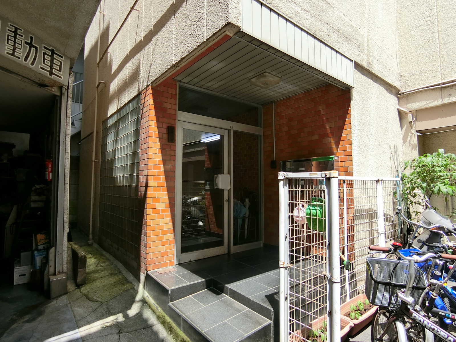 オフィスビル出入口