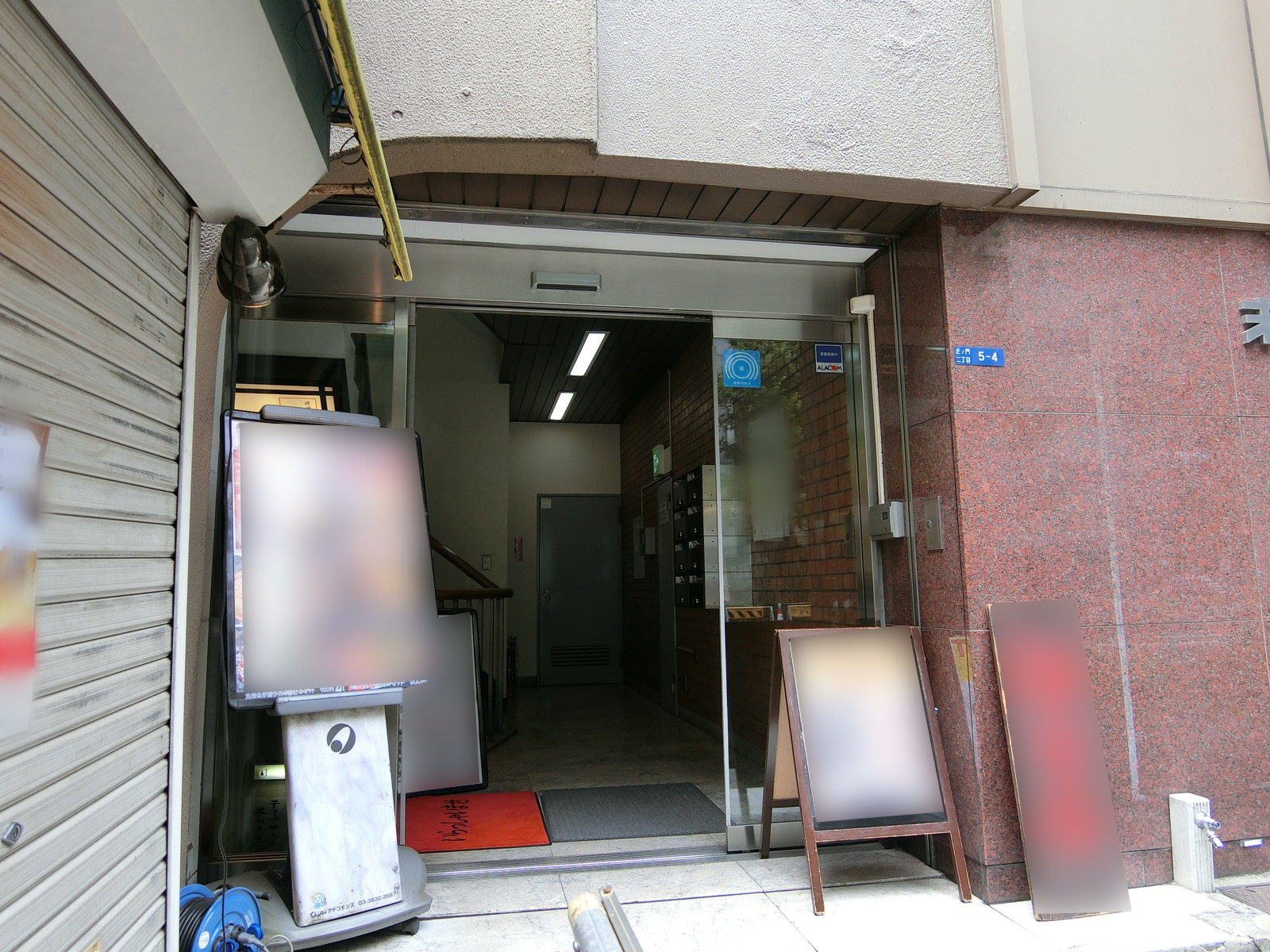 オフィスビル出入り口