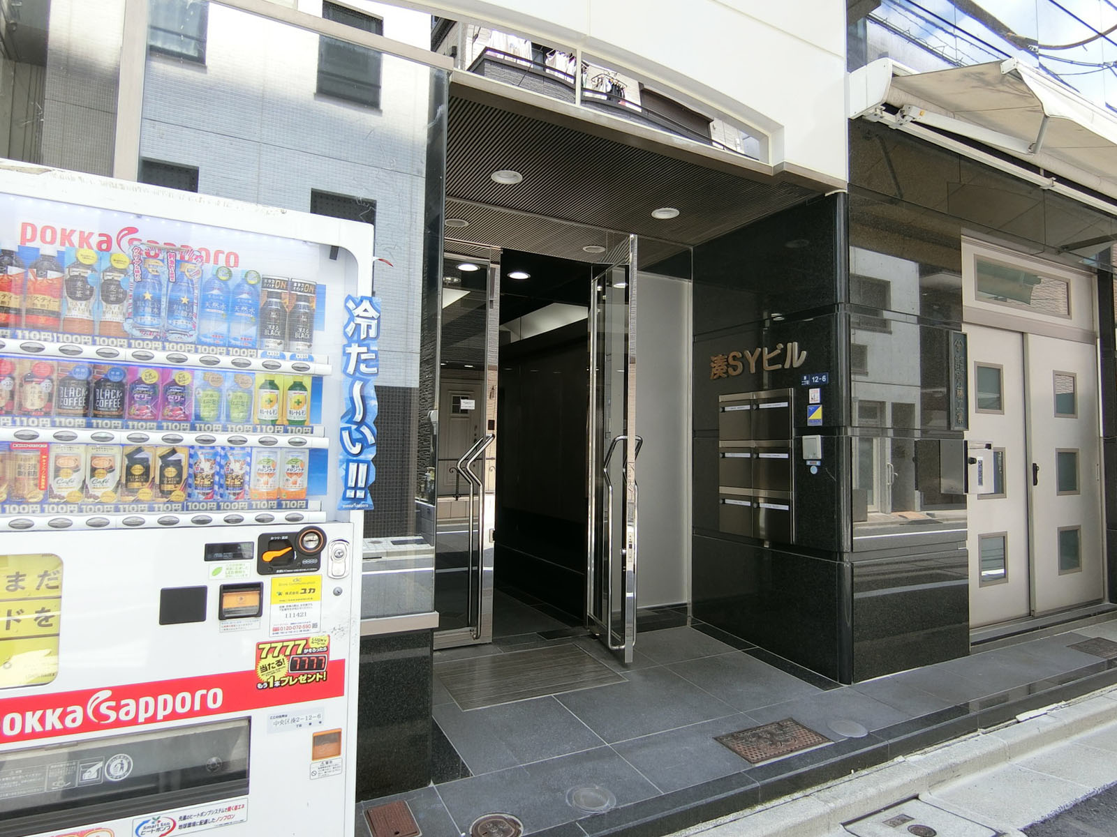 オフィスビル出入口