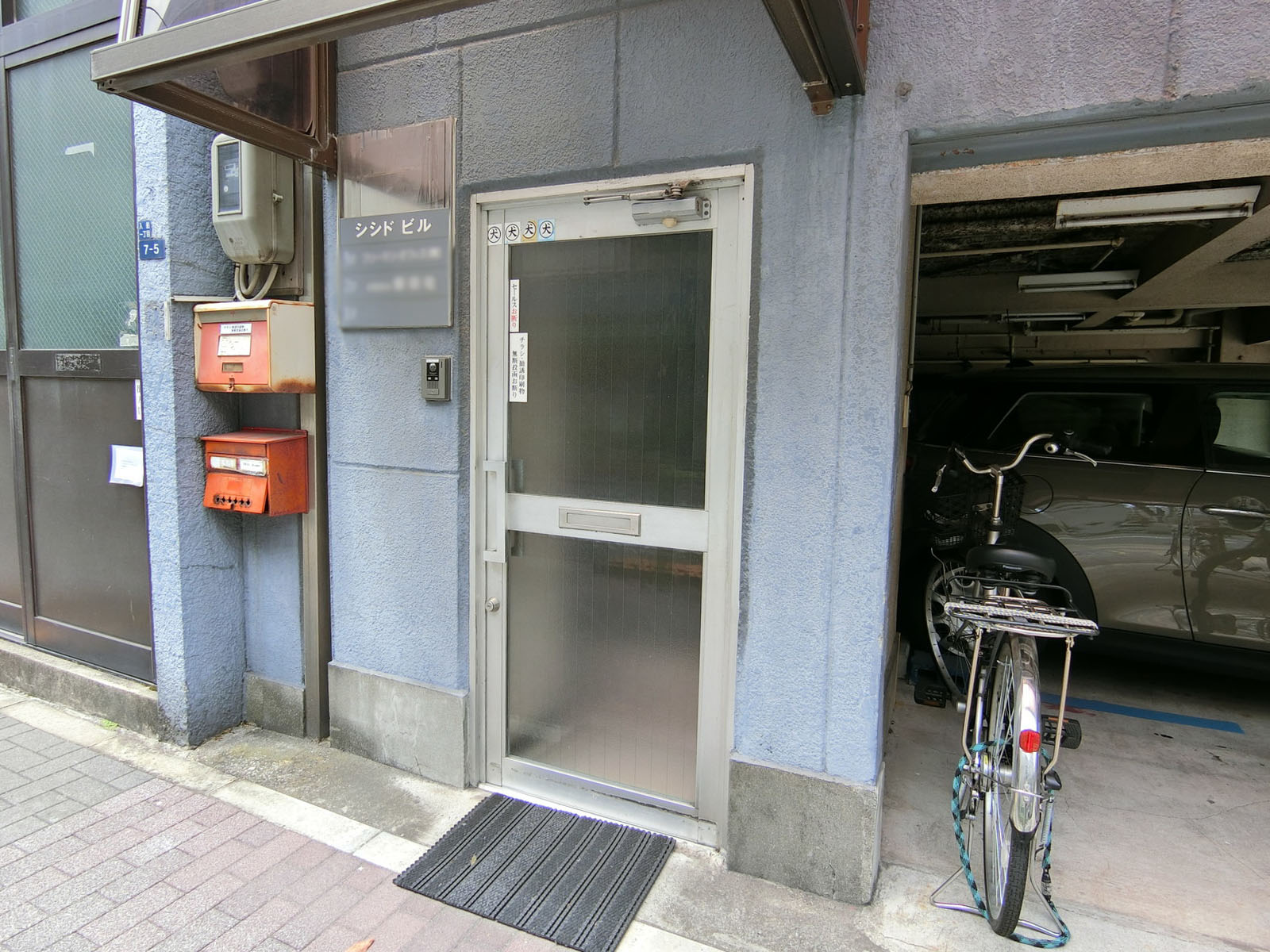 オフィスビル出入口