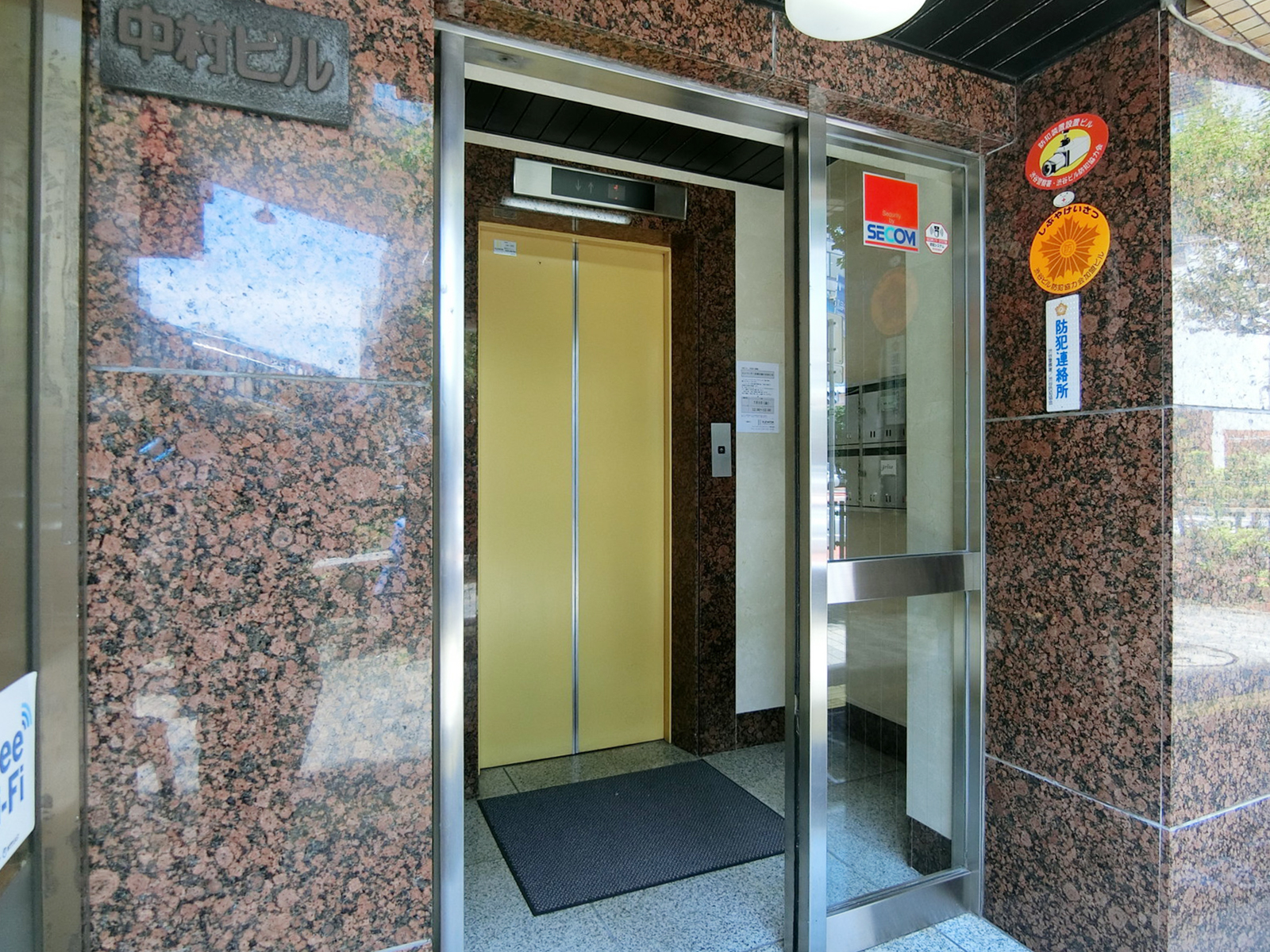 オフィスビル出入り口