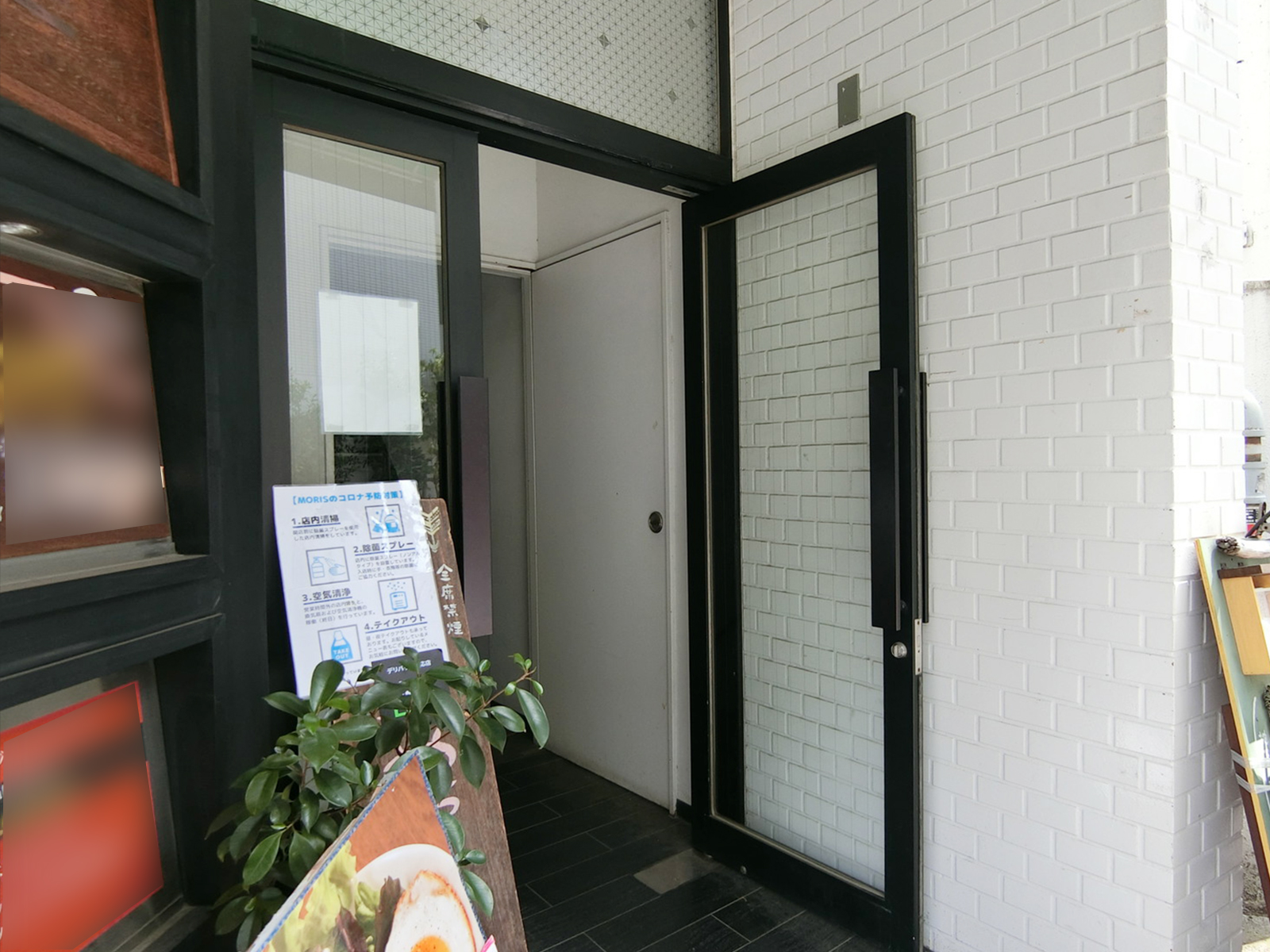 オフィスビル出入り口
