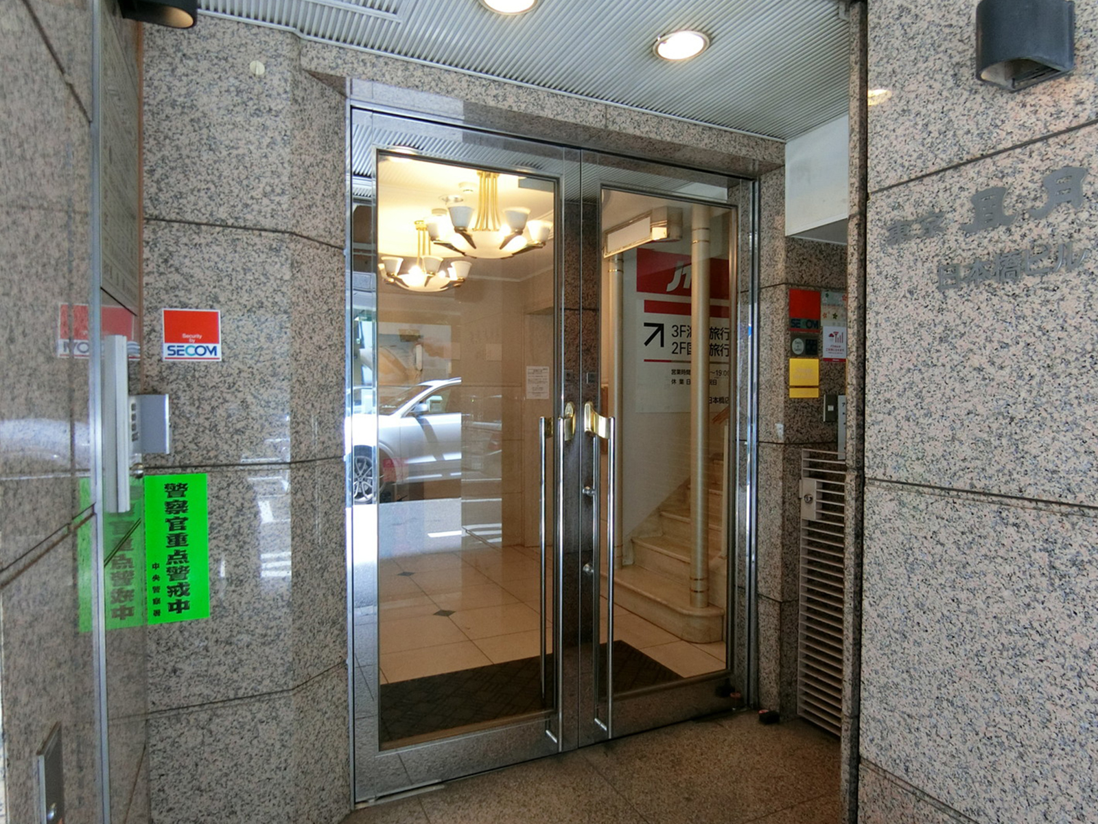 オフィスビル出入口