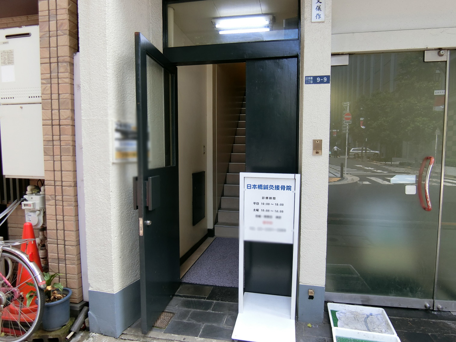 オフィスビル出入口