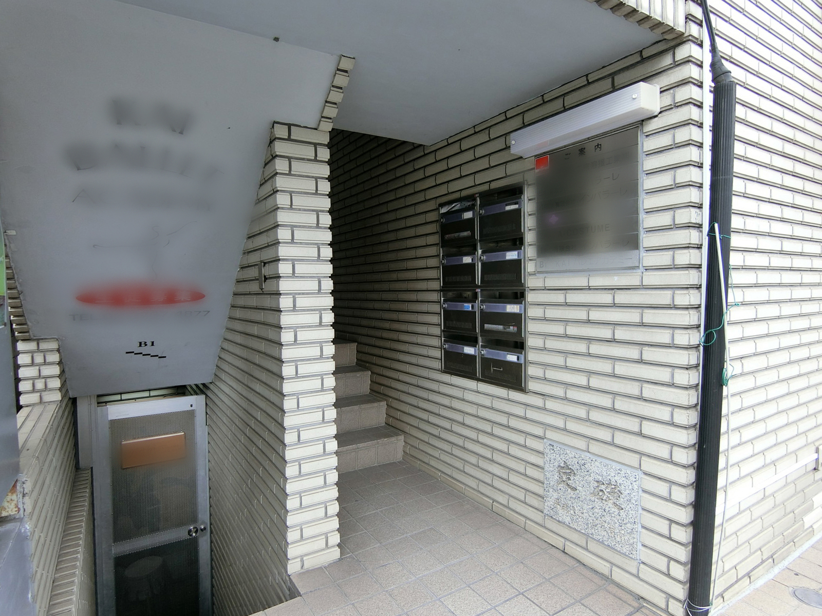 オフィスビル出入り口