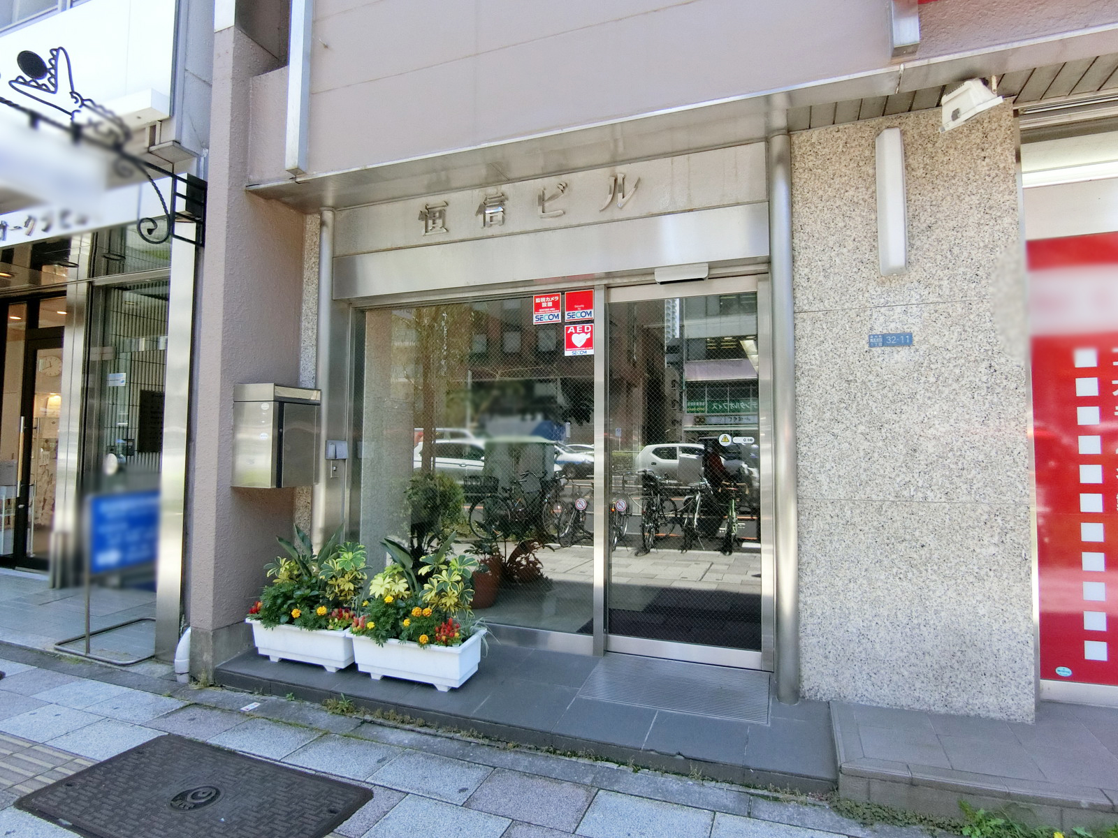 オフィスビル出入り口