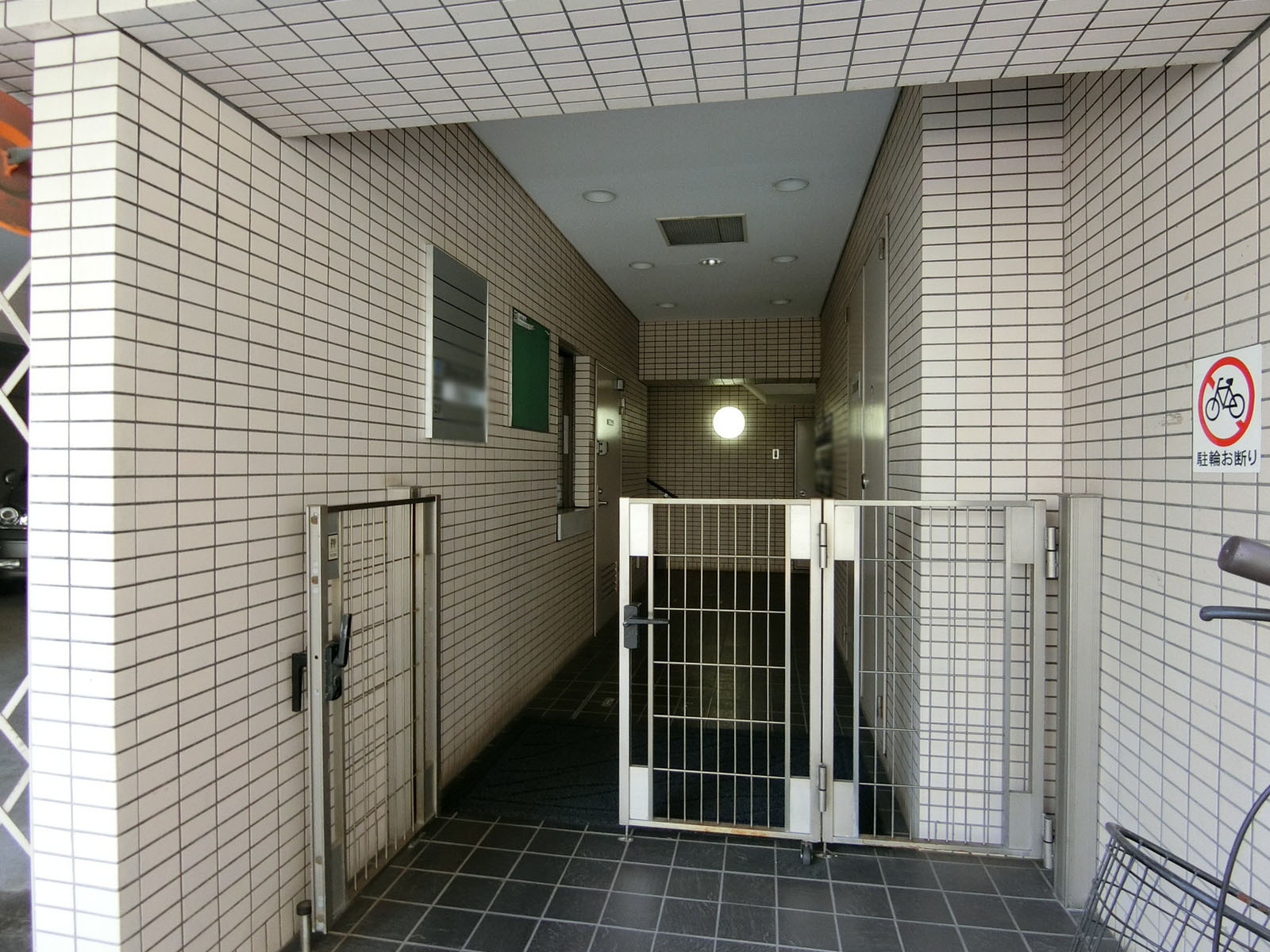 オフィスビル出入口
