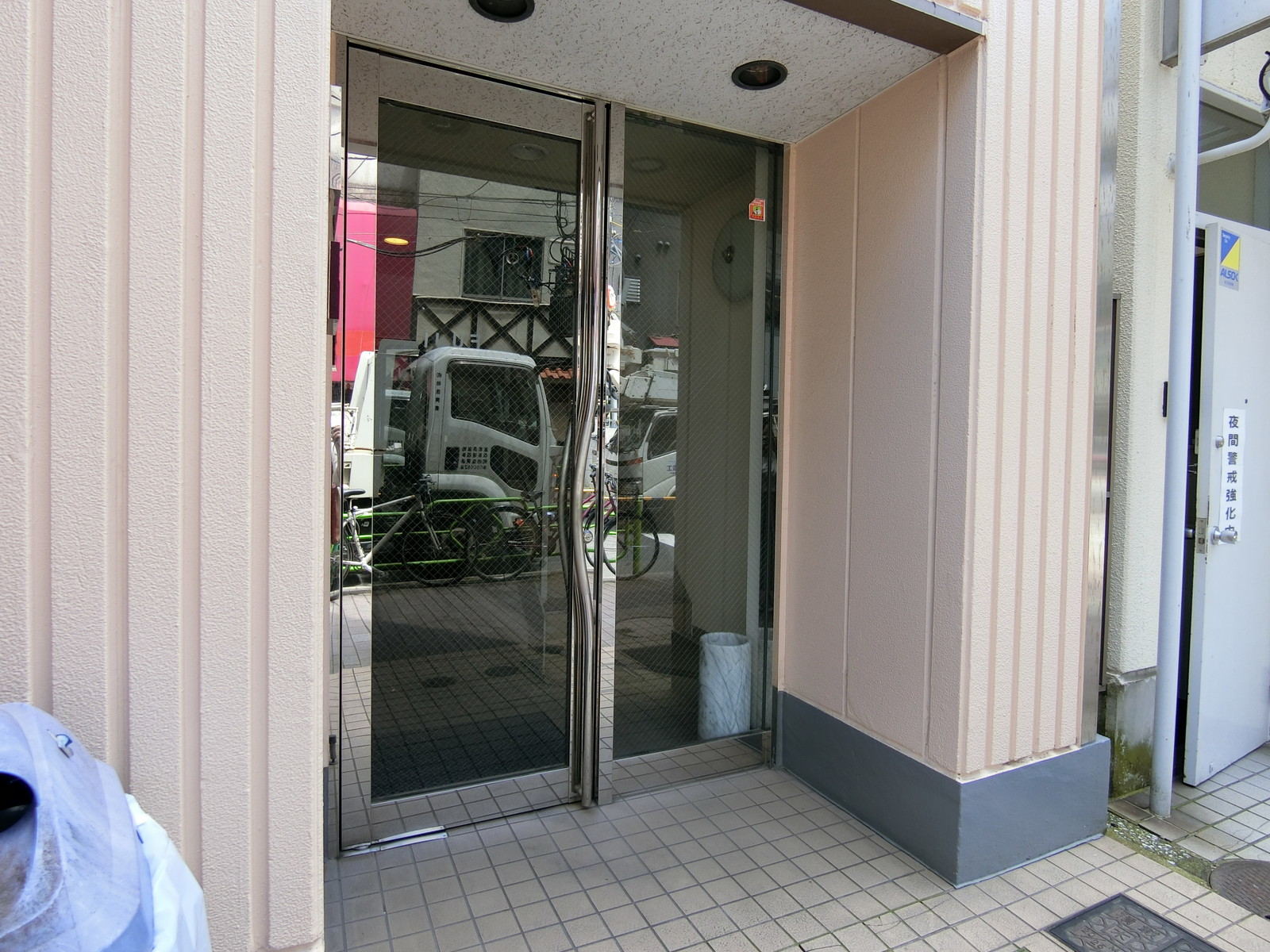 オフィスビル出入口