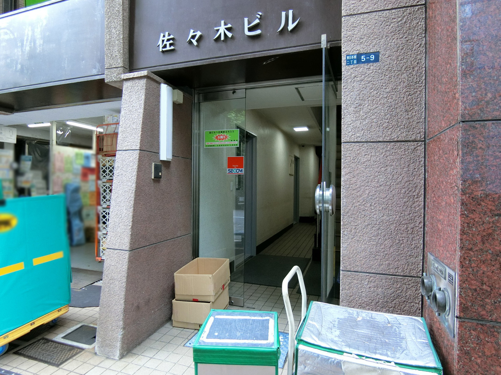 オフィスビル出入り口