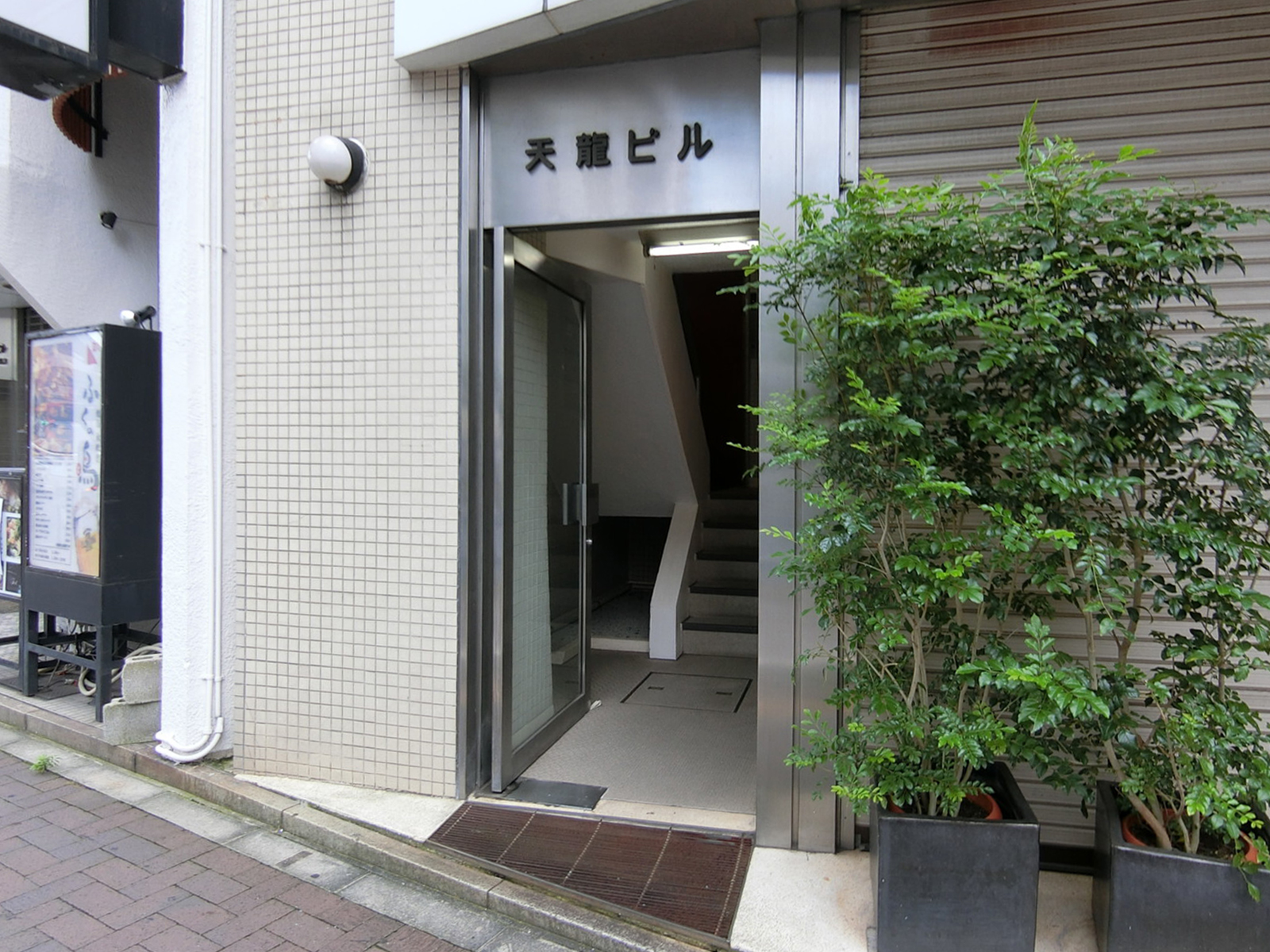 オフィスビル出入口