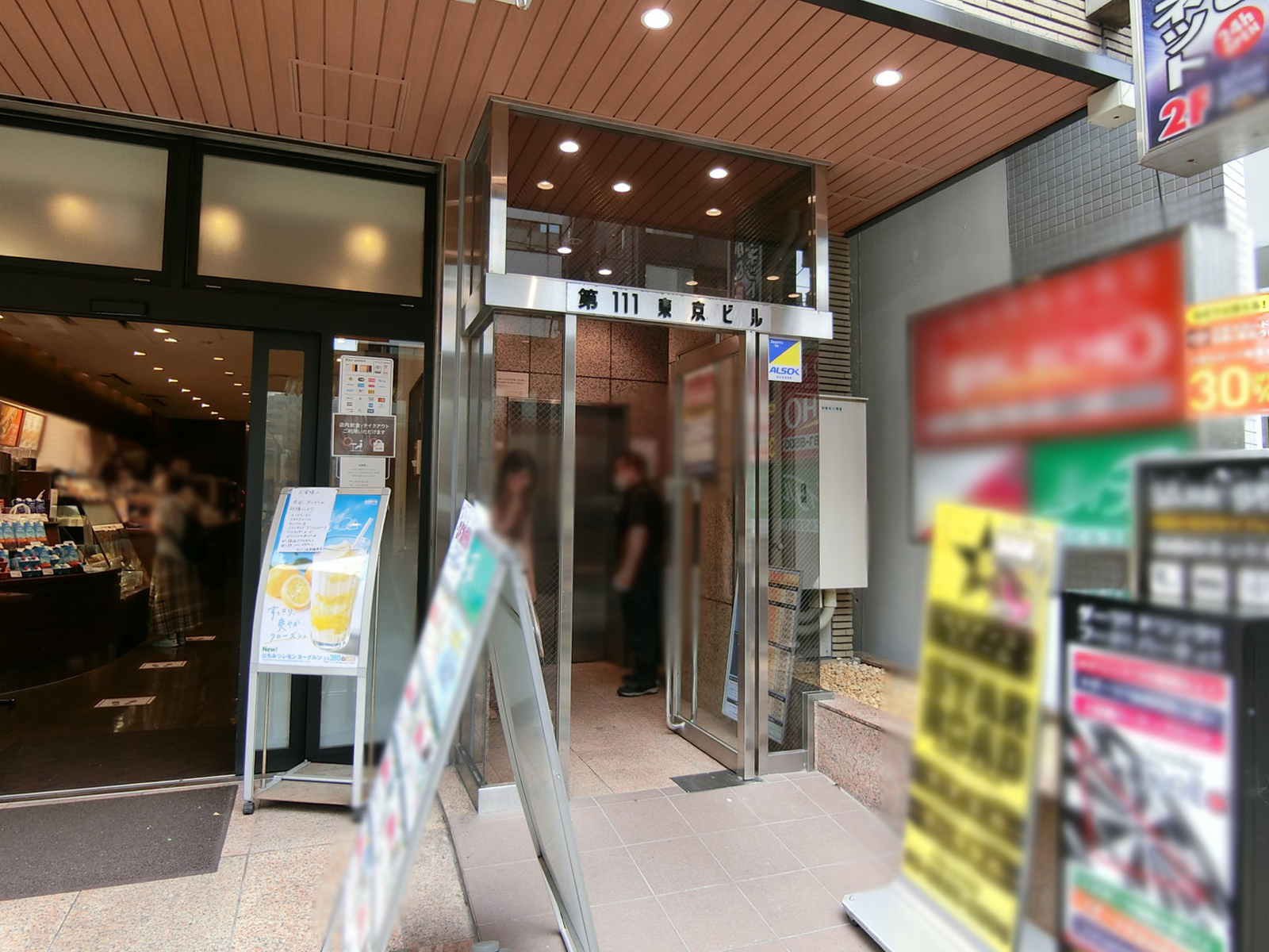 オフィスビル出入り口