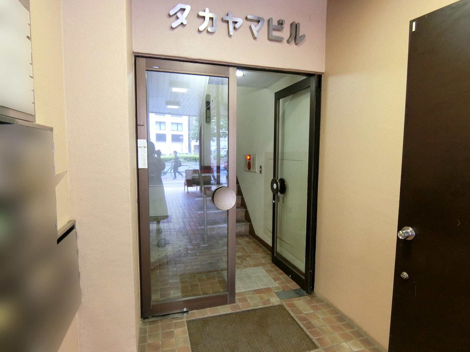 オフィスビル出入口