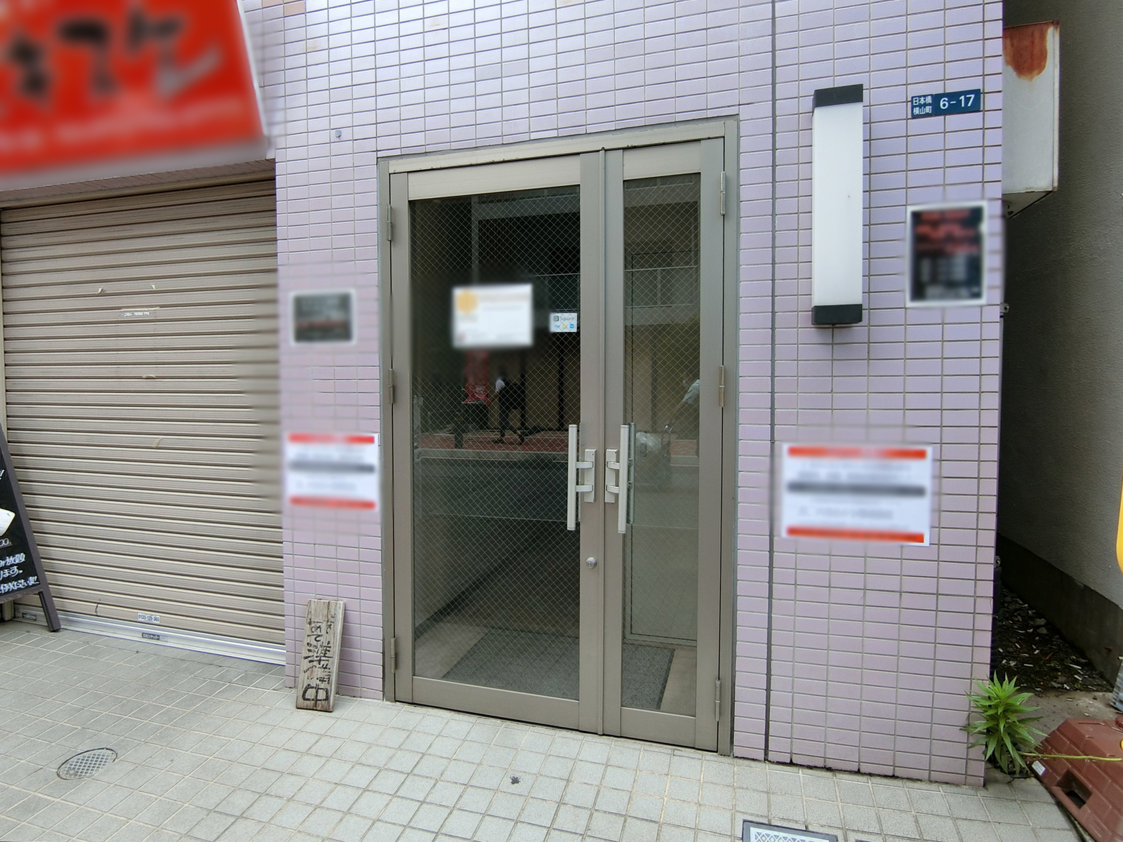 オフィスビル出入り口