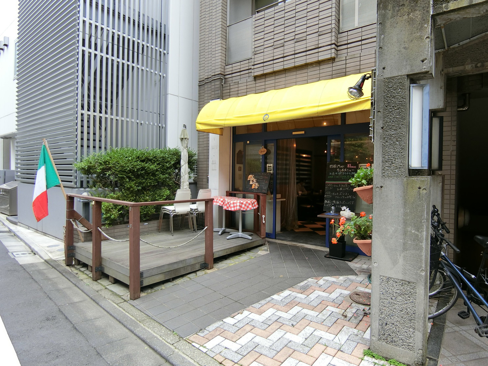 1階飲食店の様子