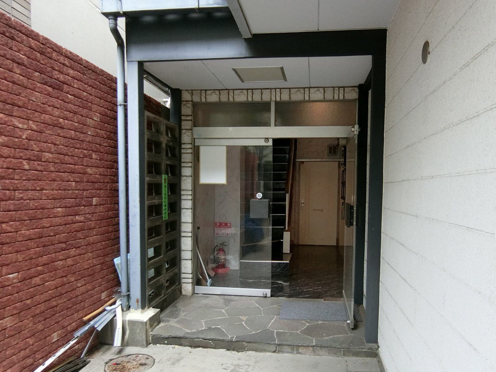 オフィスビル出入口