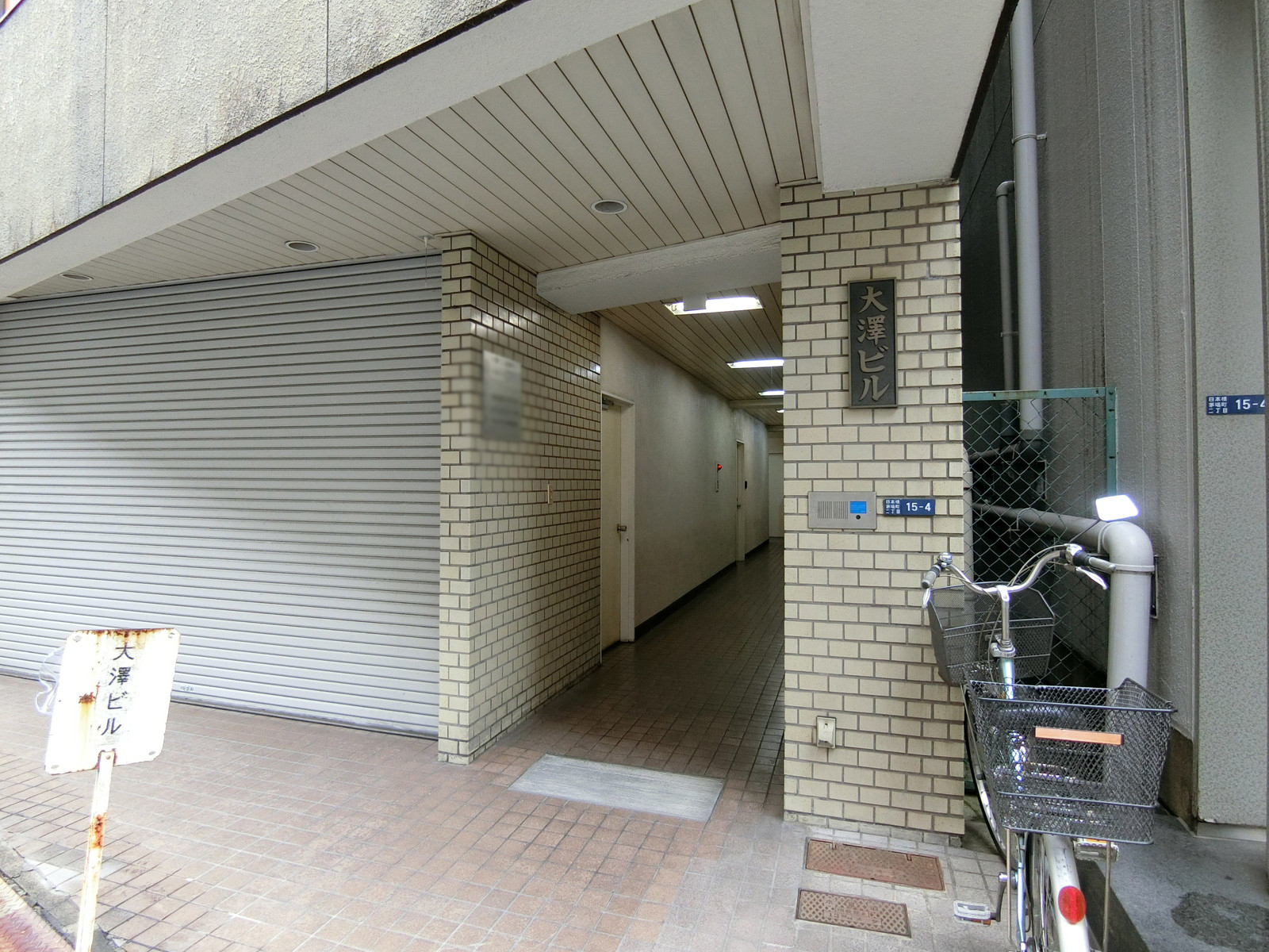 オフィスビル出入り口
