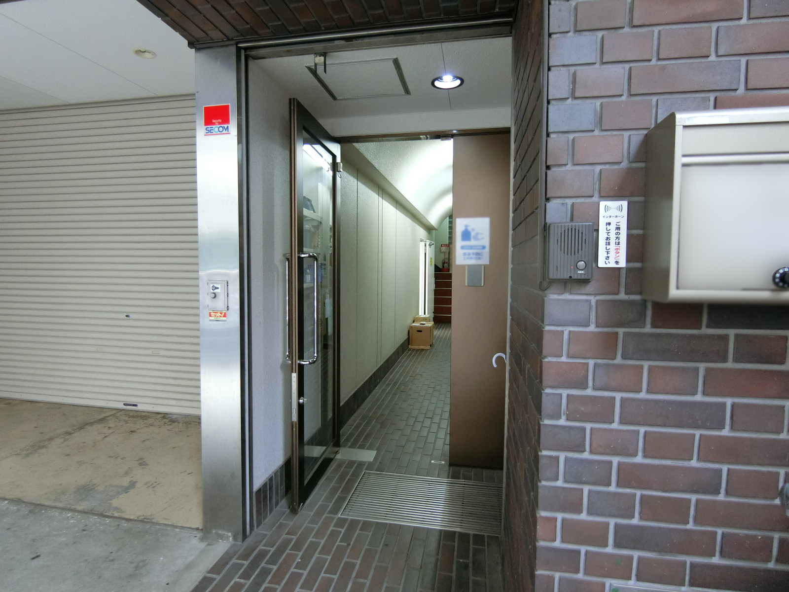 オフィスビル出入り口