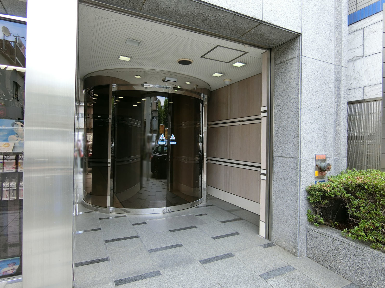 オフィスビル出入口
