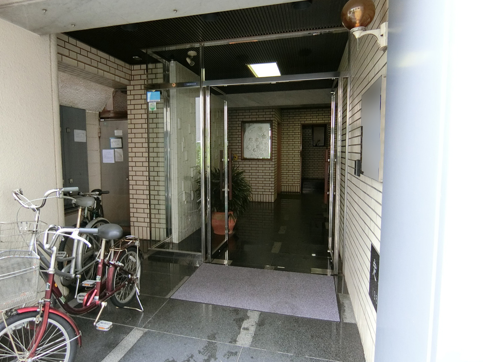 オフィスビル出入口