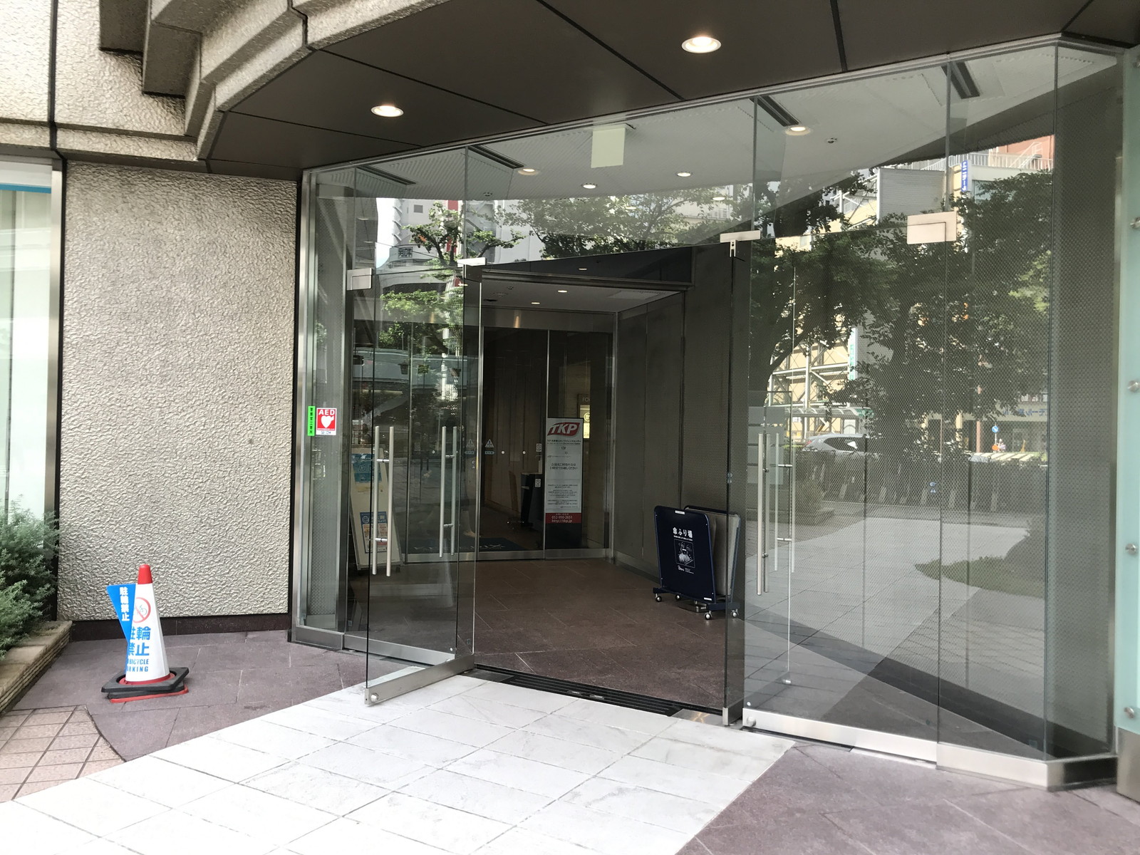 オフィスビル出入り口