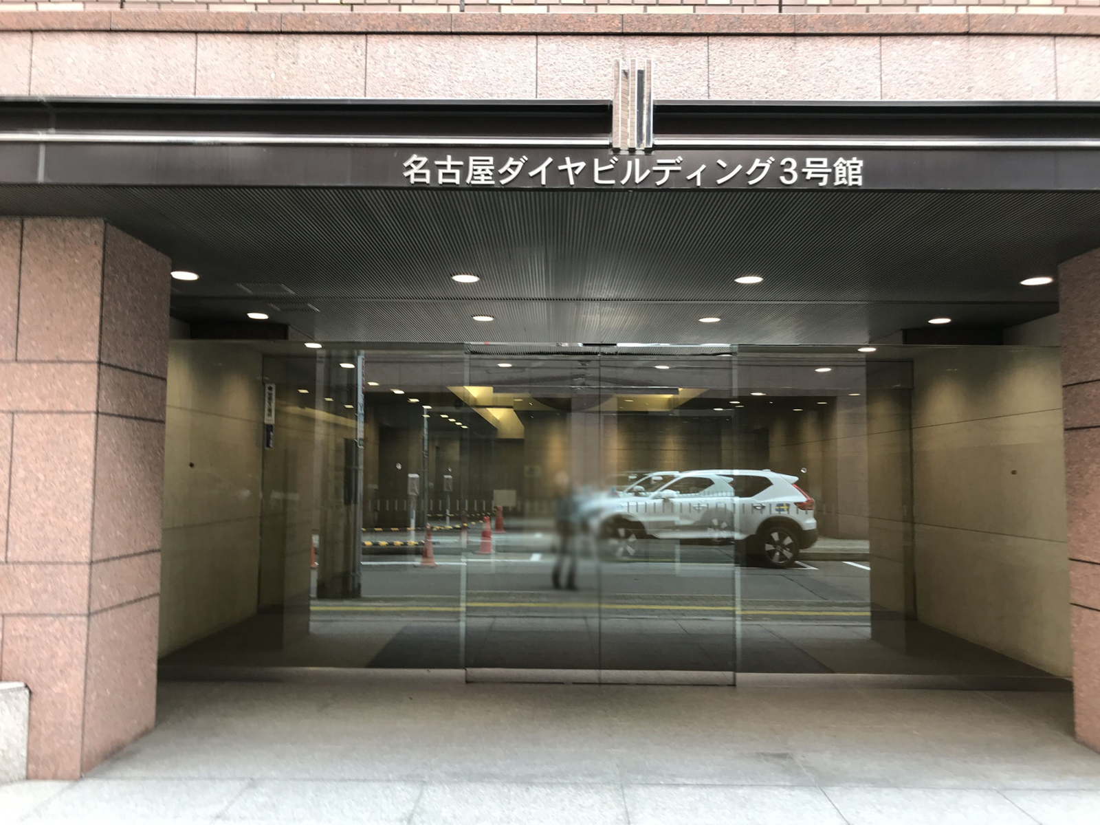 オフィスビル出入り口