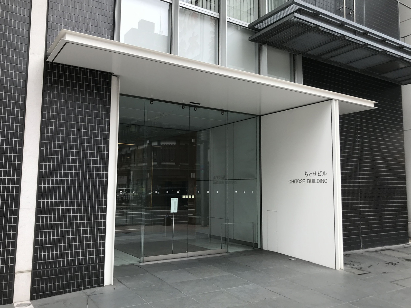 オフィスビル出入口