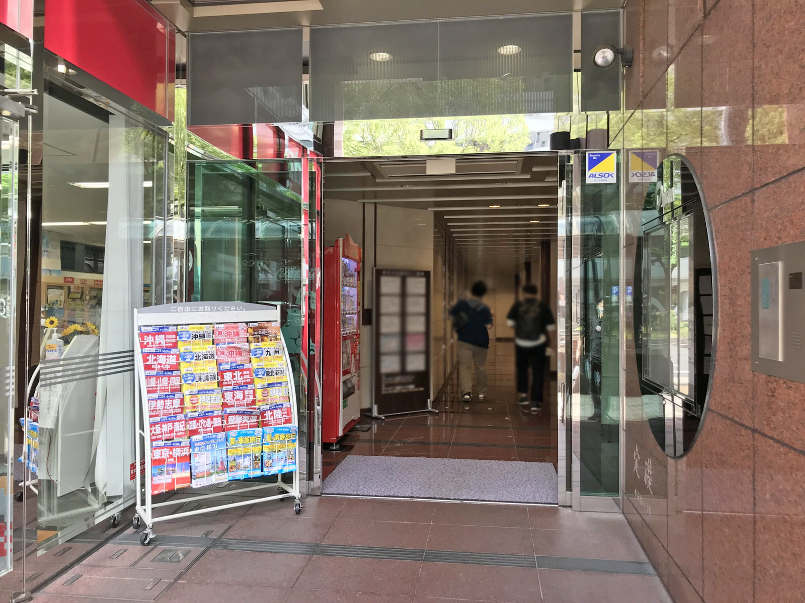 オフィスビル出入り口