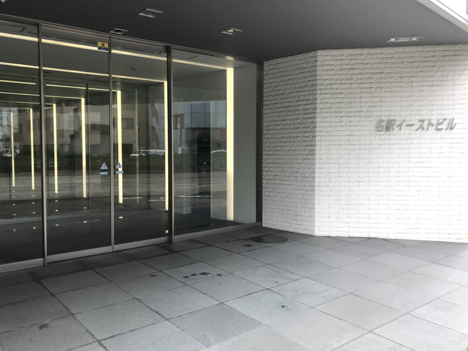 オフィスビル出入口