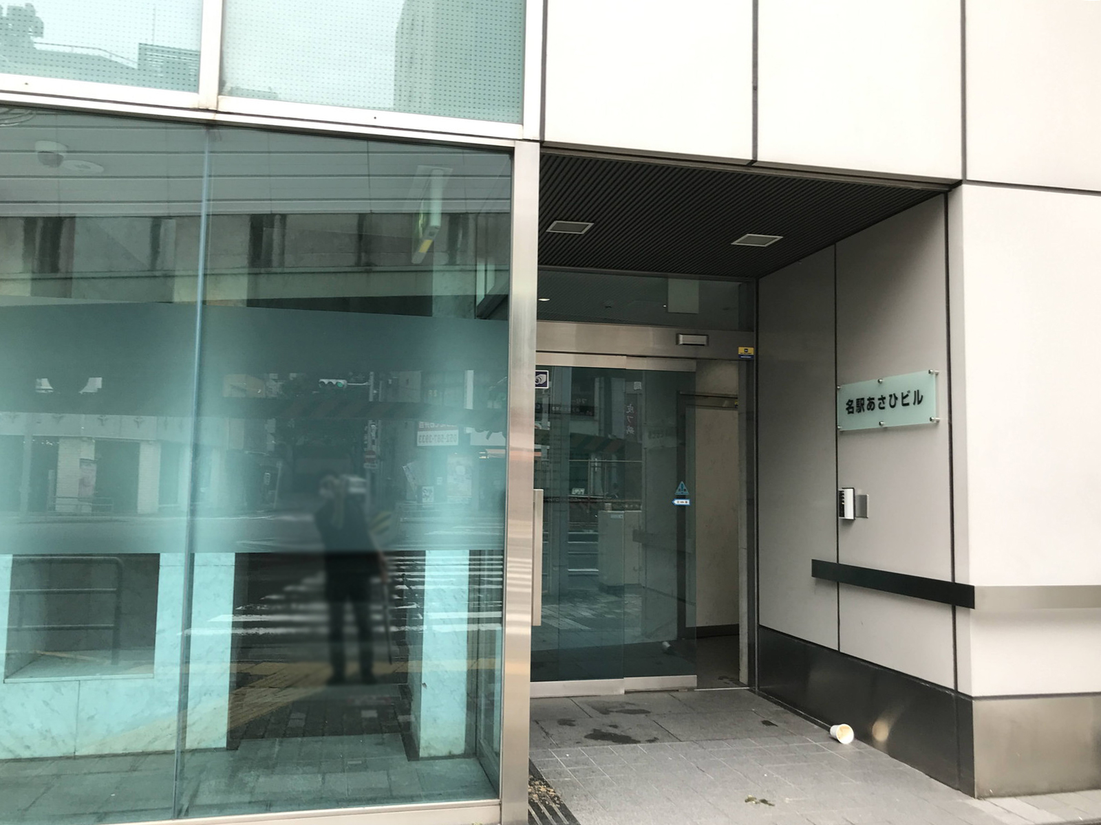 オフィスビル出入口