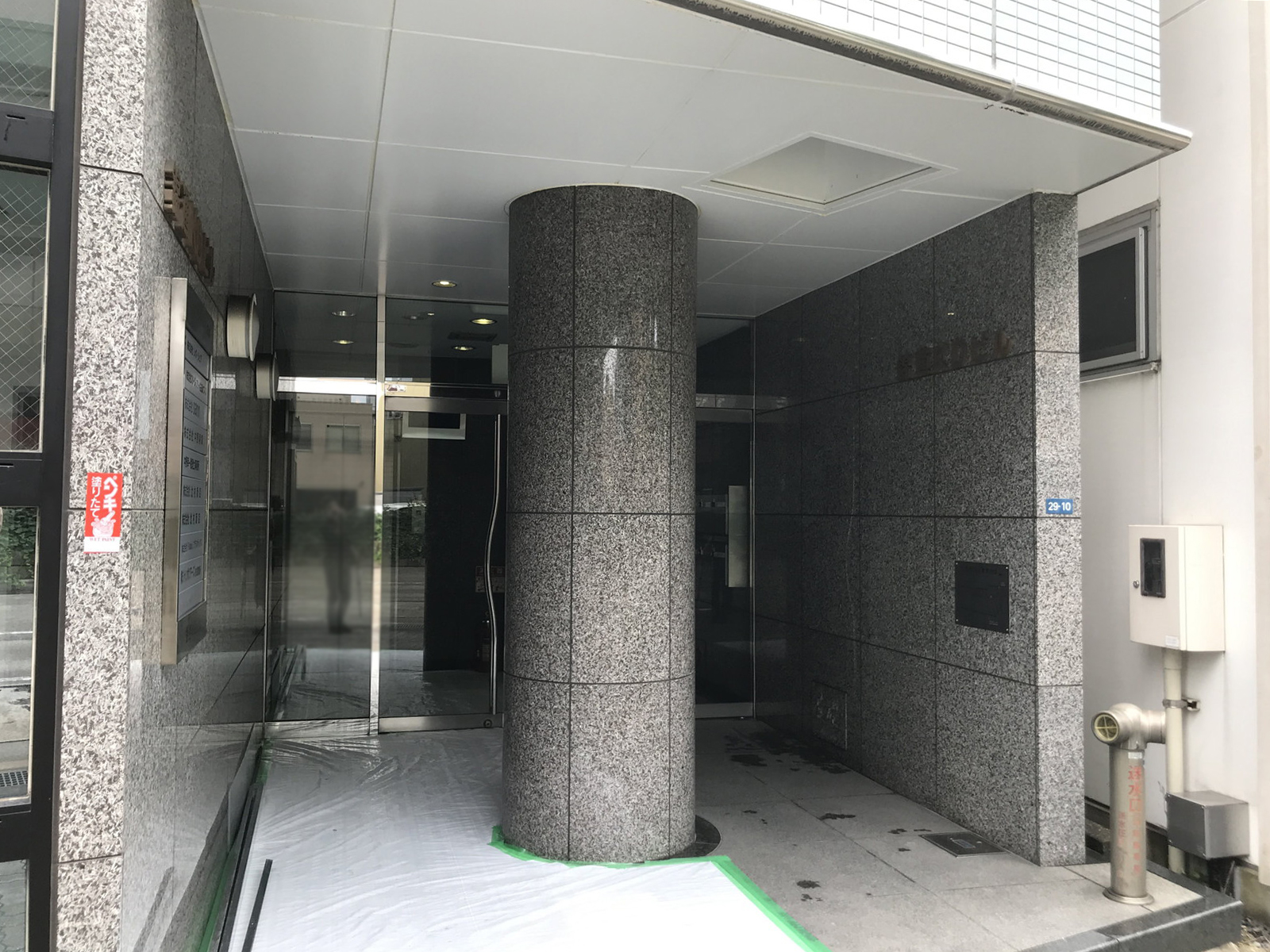 オフィスビル出入口