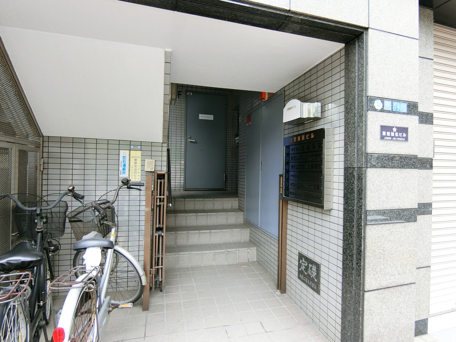 オフィスビル出入口