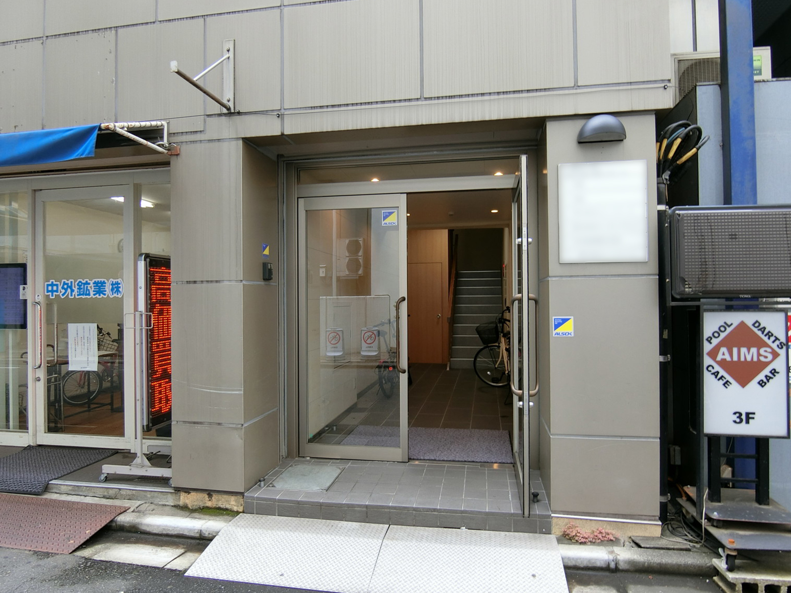 オフィスビル出入口