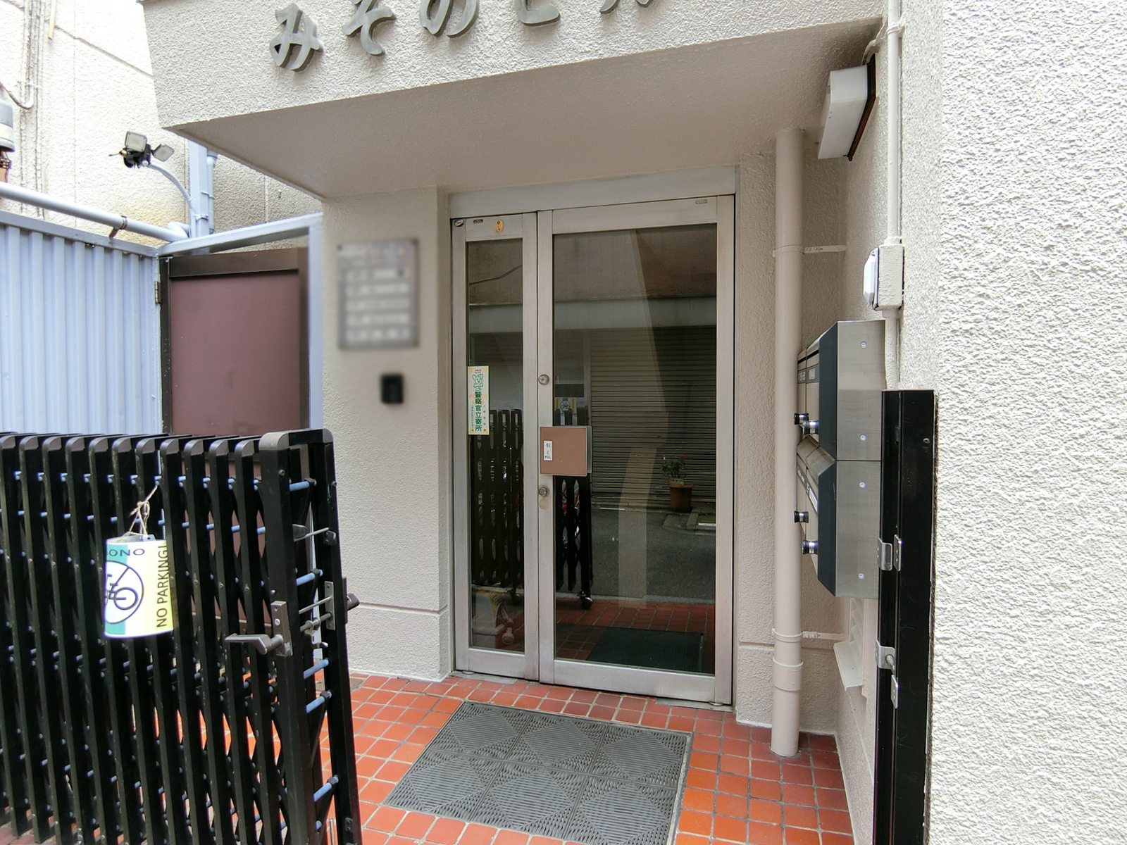 オフィスビル出入口