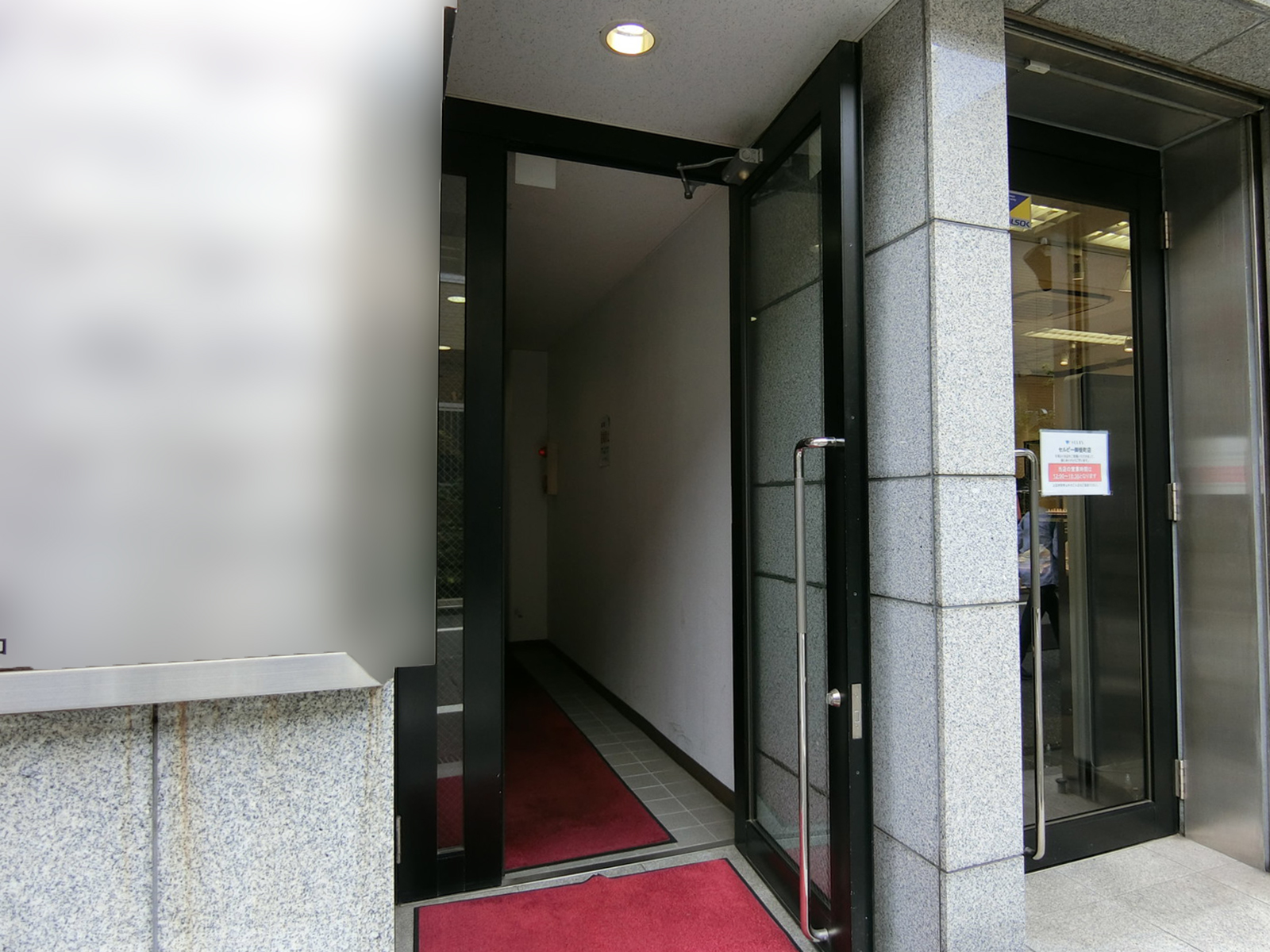 オフィスビル出入口