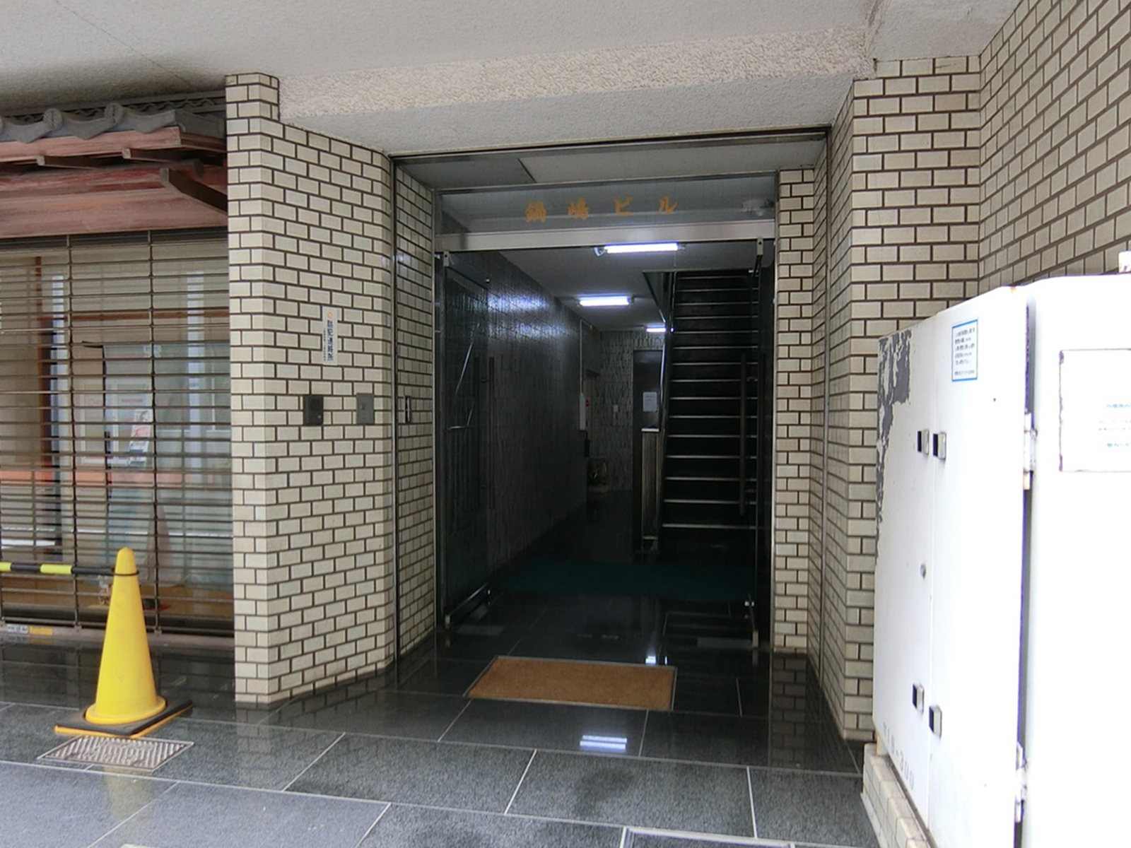 オフィスビル出入口