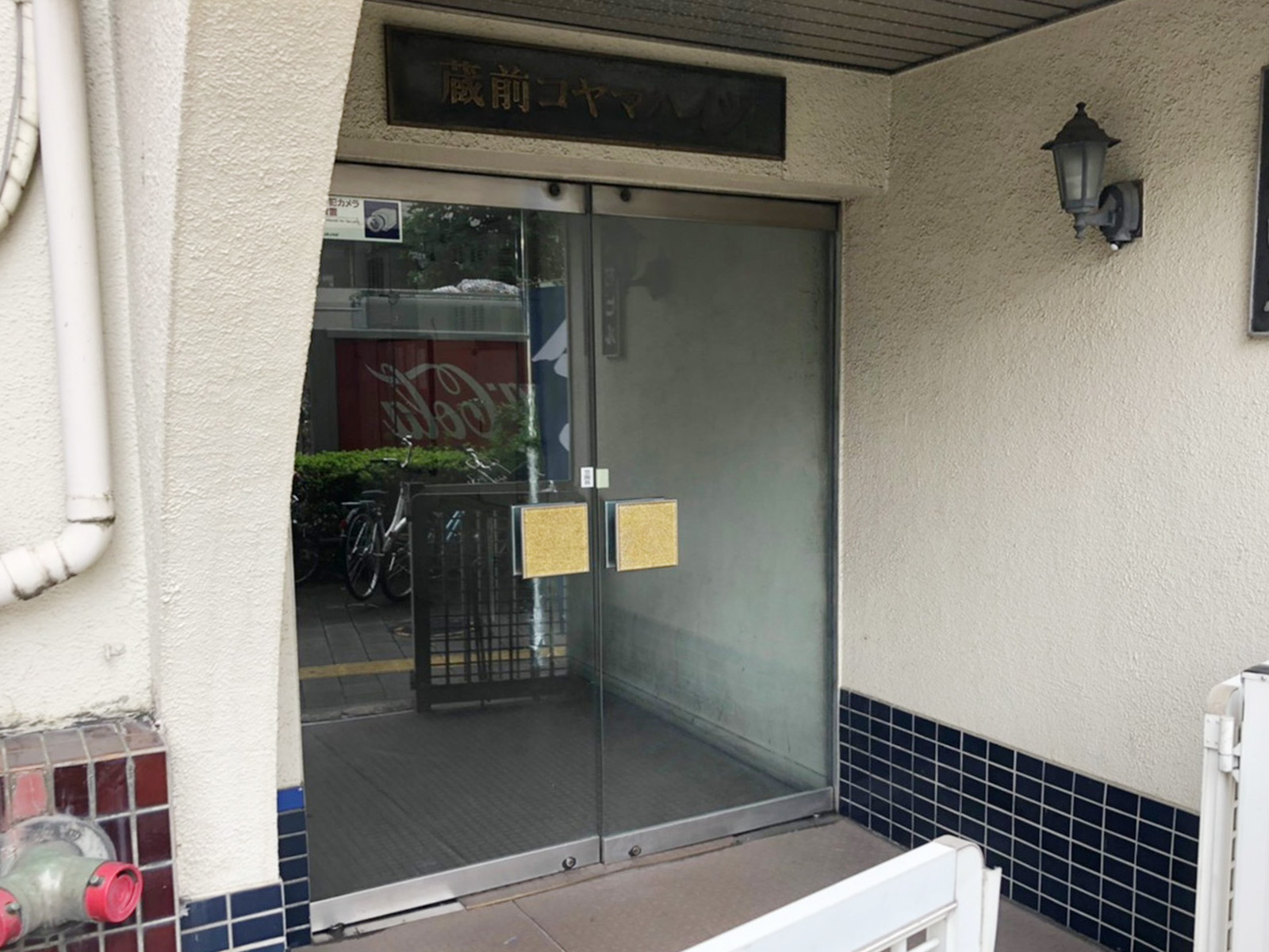 オフィスビル出入り口
