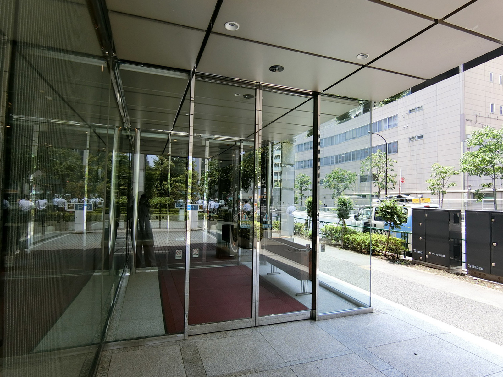 オフィスビル出入口
