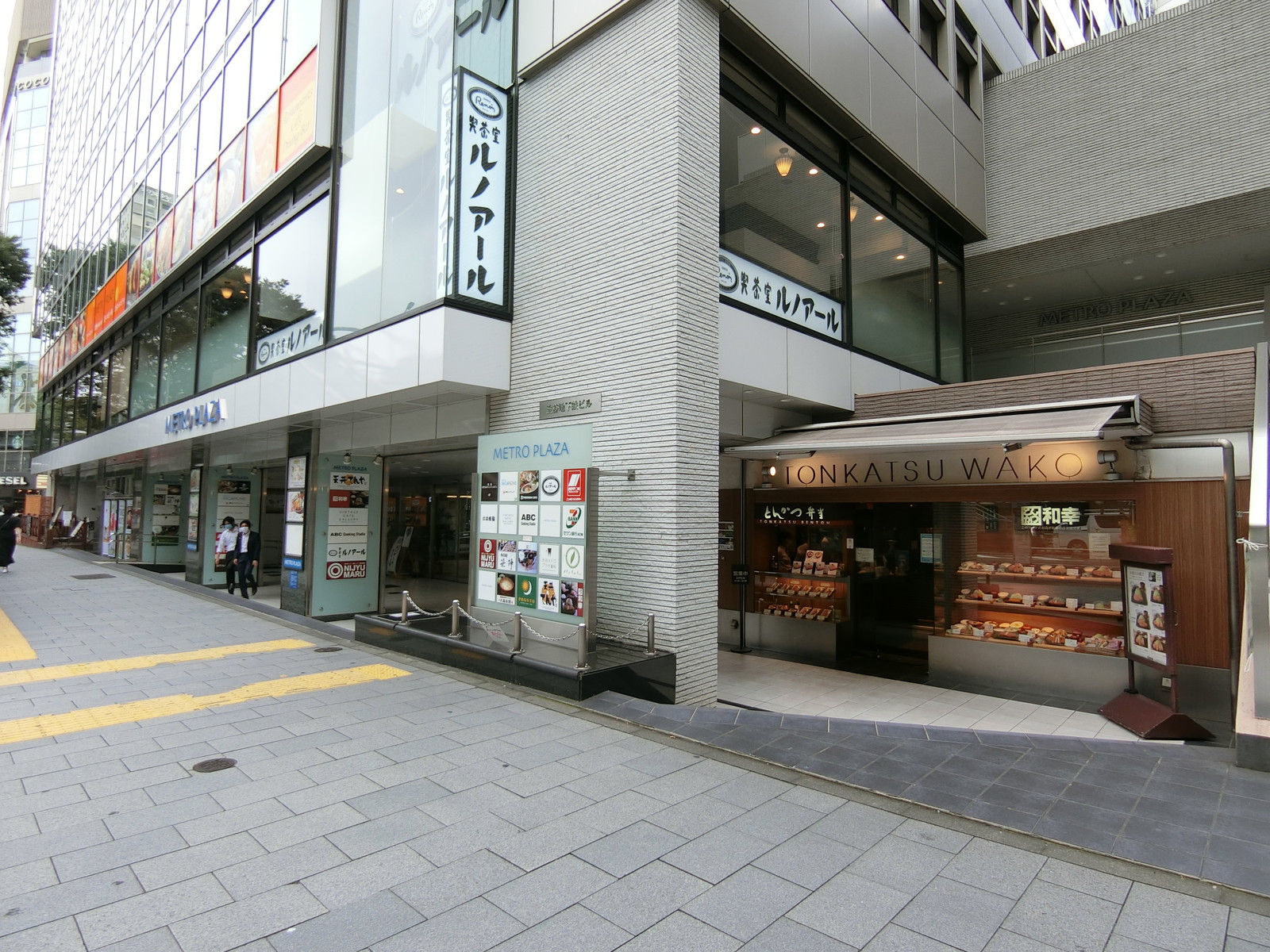 敷地内には飲食店が複数あり