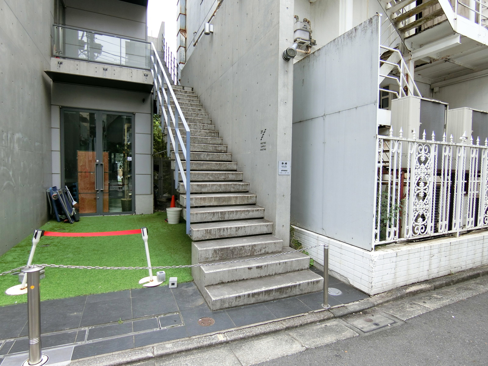 オフィスビル出入口