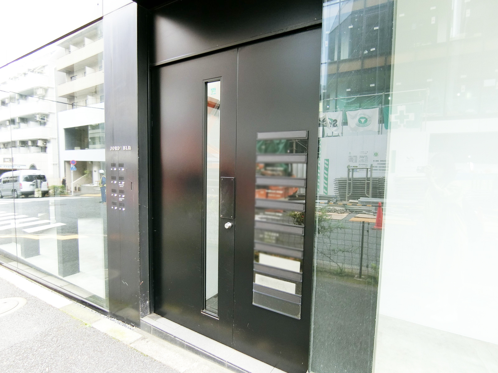 オフィスビル出入口