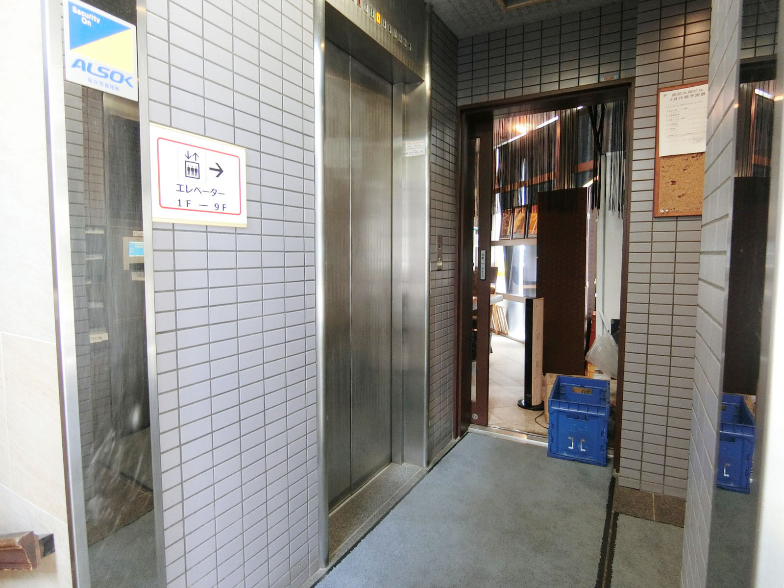 エントランス内部