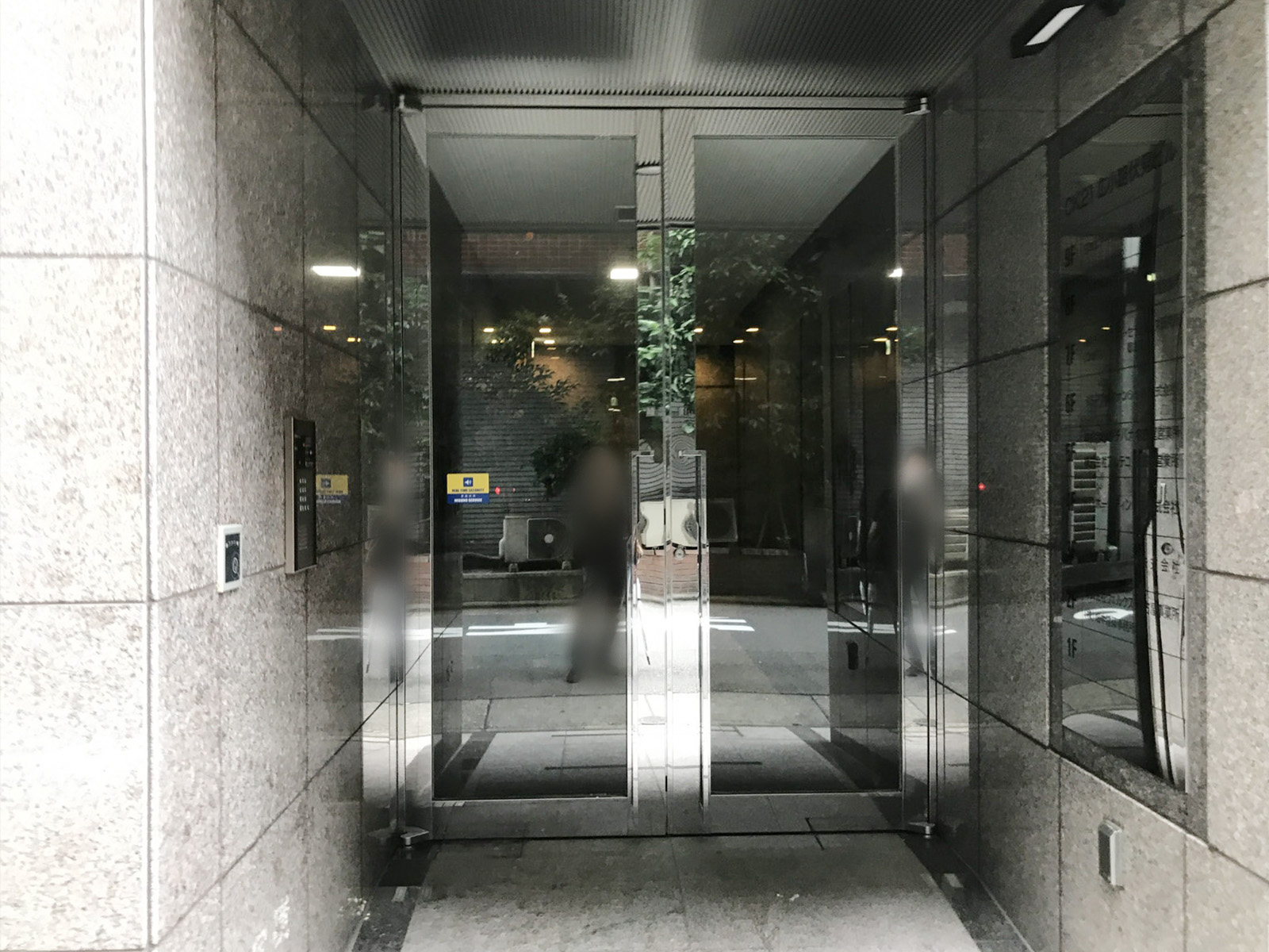 オフィスビル出入り口