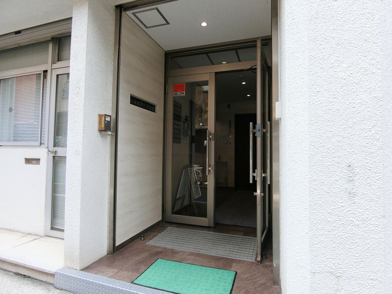 オフィスビル出入口