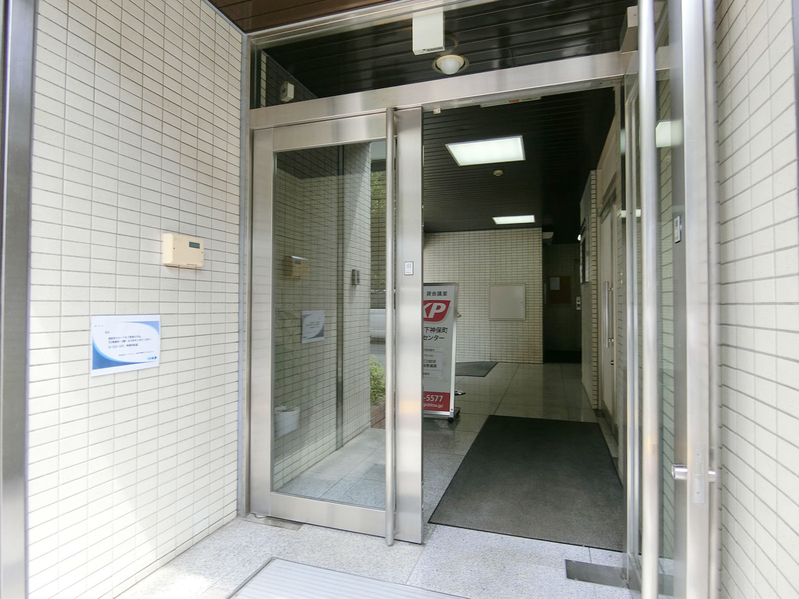 オフィスビル出入口